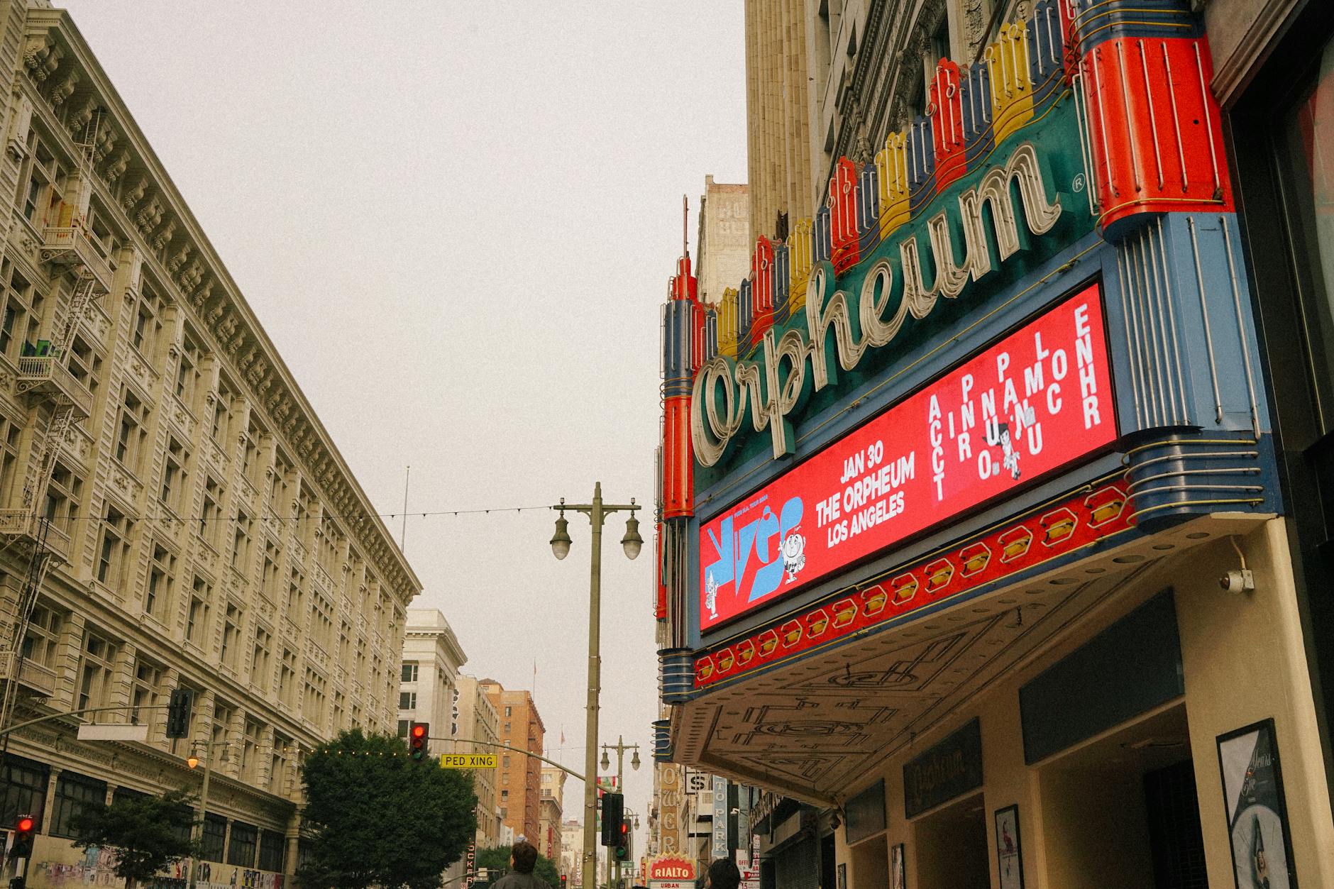 https://www.pexels.com/photo/iconic-orpheum-theatre-marquee-in-los-angeles-30171487/