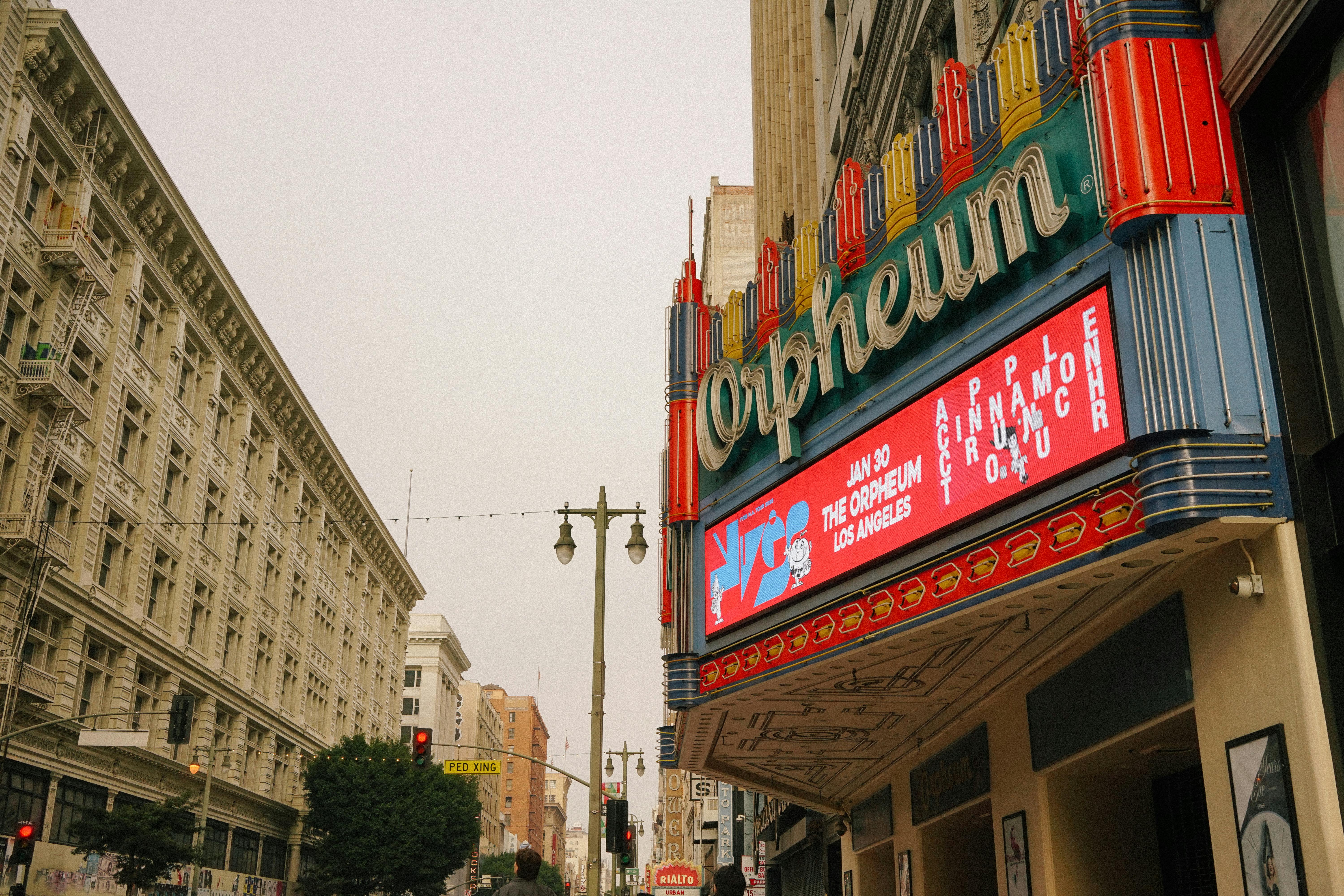 Kostnadsfria Vintage Orpheum Theatre tält i centrala Los Angeles som fångar urban arkitektonisk charm. Stock foto