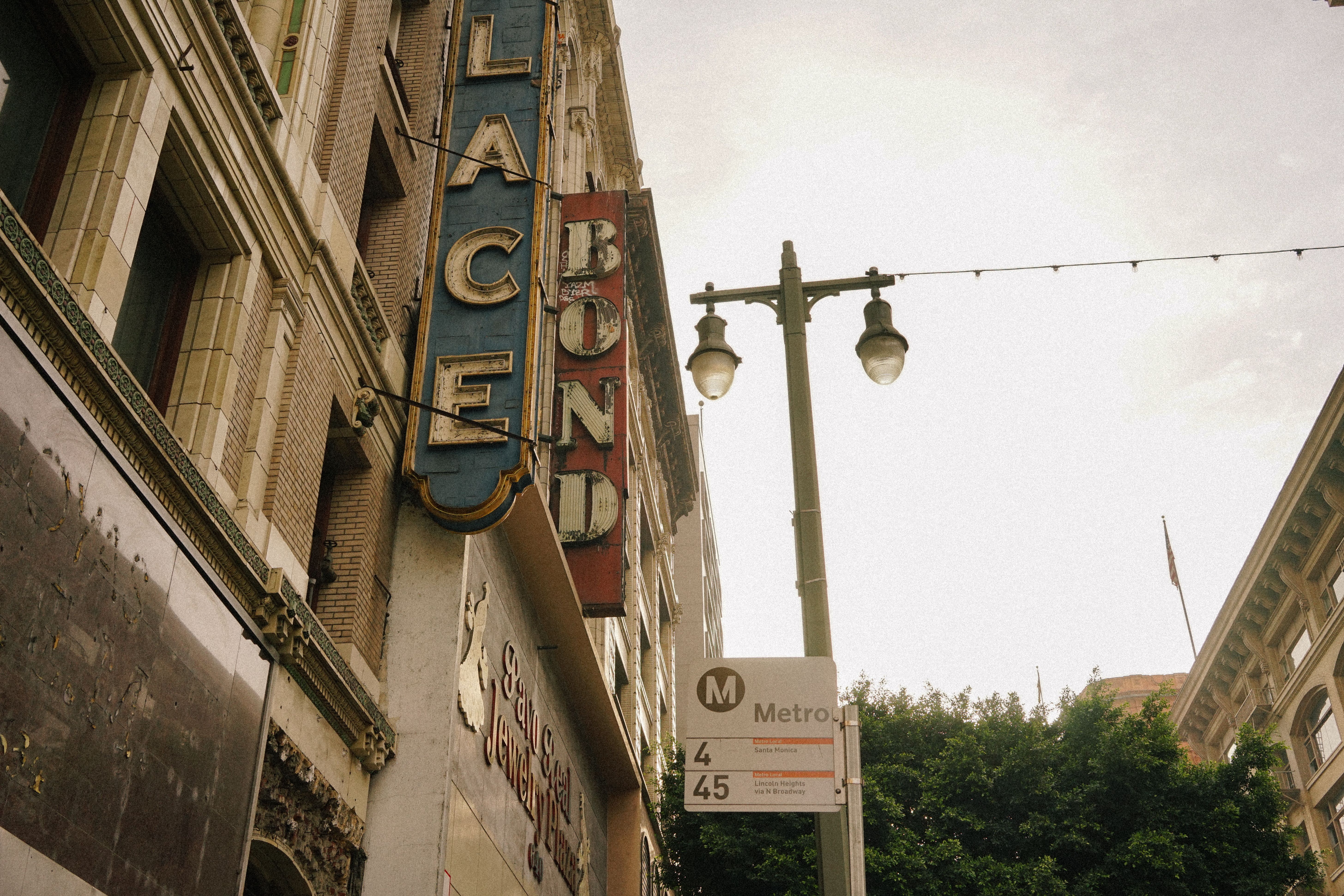 Vintage Urban Street Scene with Historic Sign · Free Stock Photo