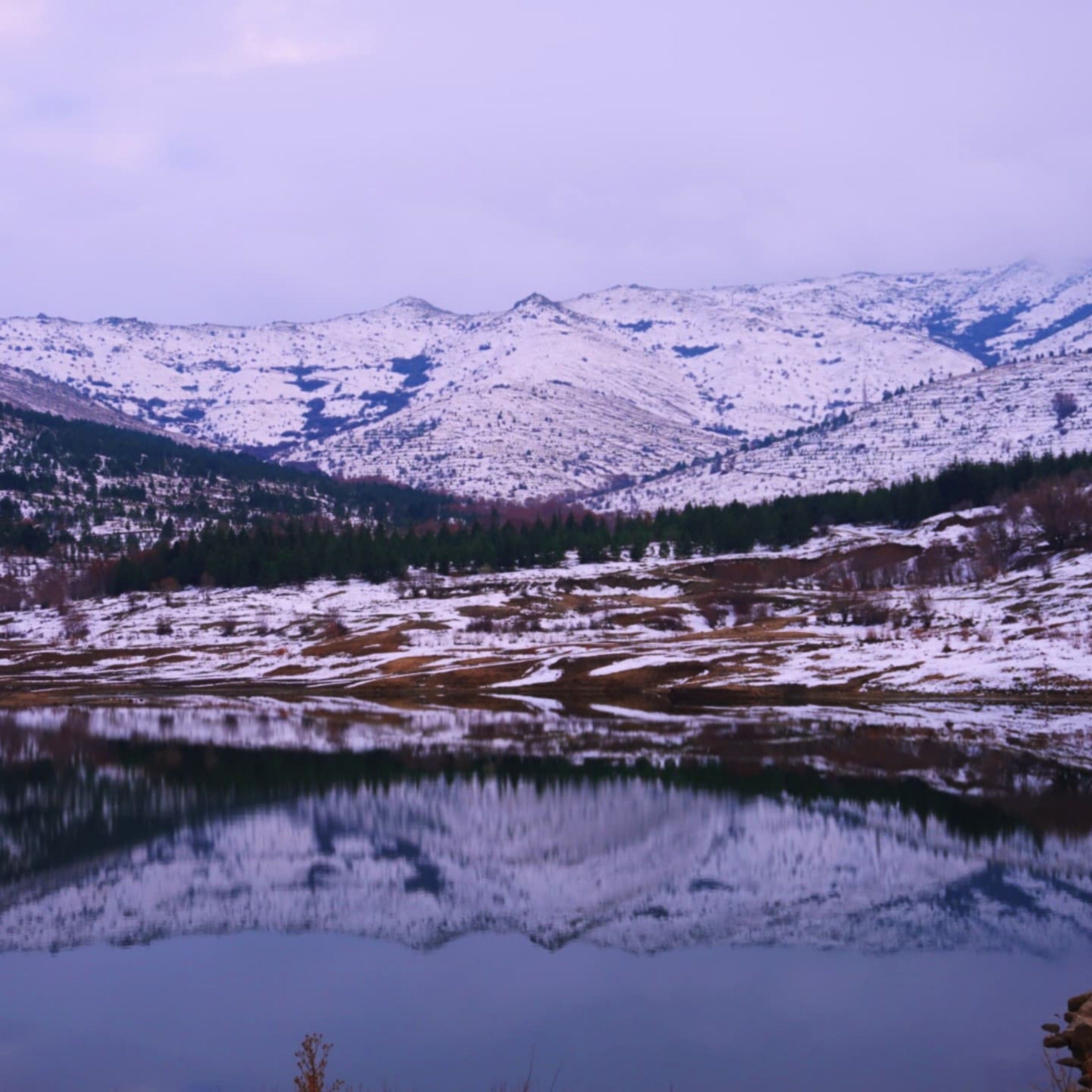 Violet dusk over a snow-dusted basin, photo by Hulusi Köylü on Pexels