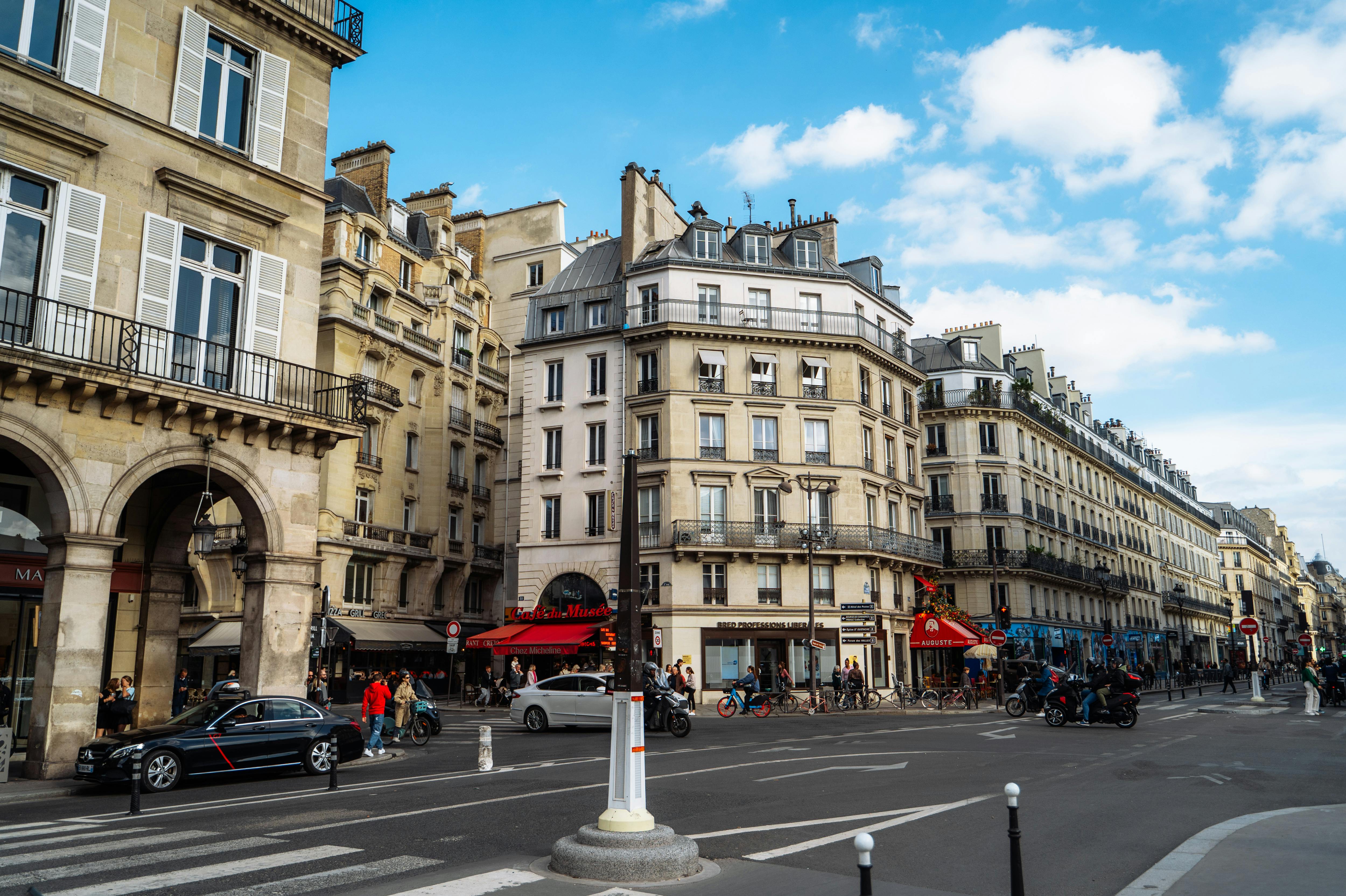 Charming Paris Street with Classic Architecture · Free Stock Photo, image size:5000x3333
