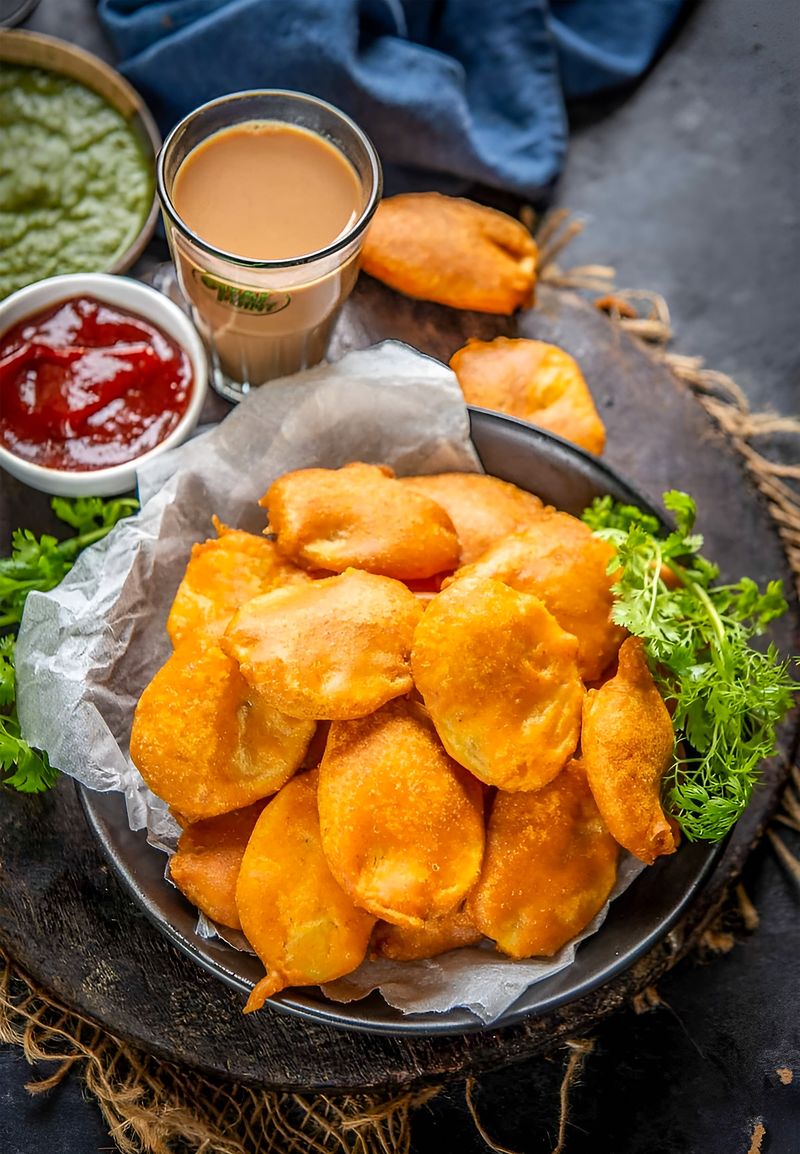 Crispy pakoras served with Indian chai