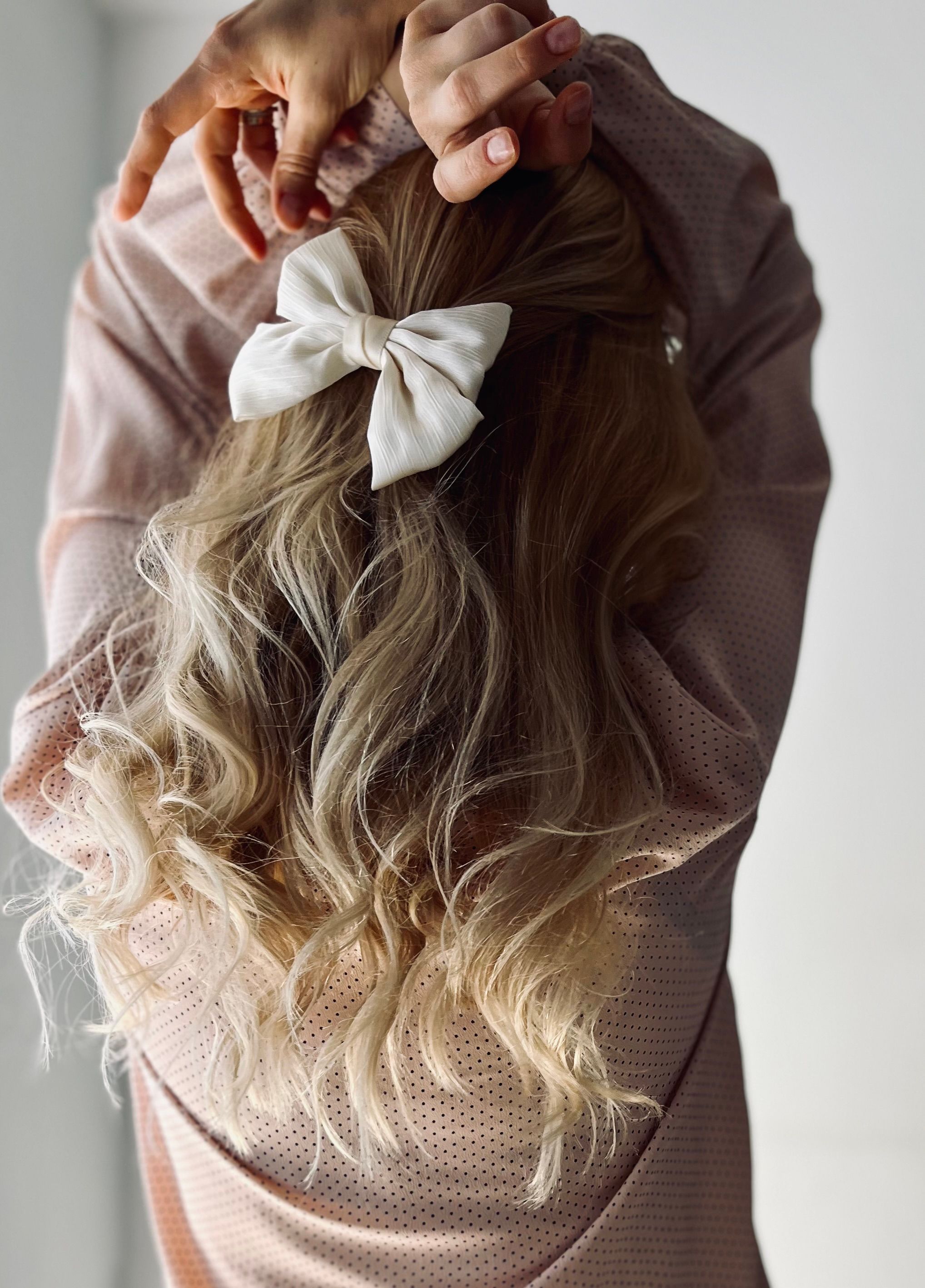 Close-up of a Little Girl with a Pink Bow in Her Hair · Free Stock Photo