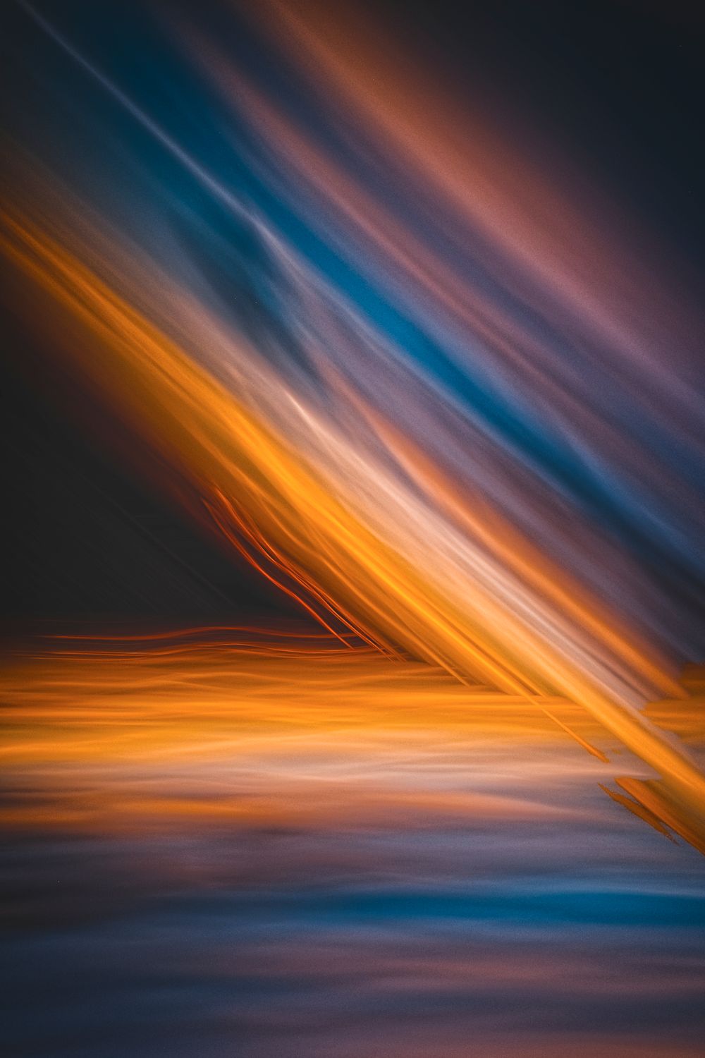 Abstract Dynamic Light Streaks in Motion · Free Stock Photo