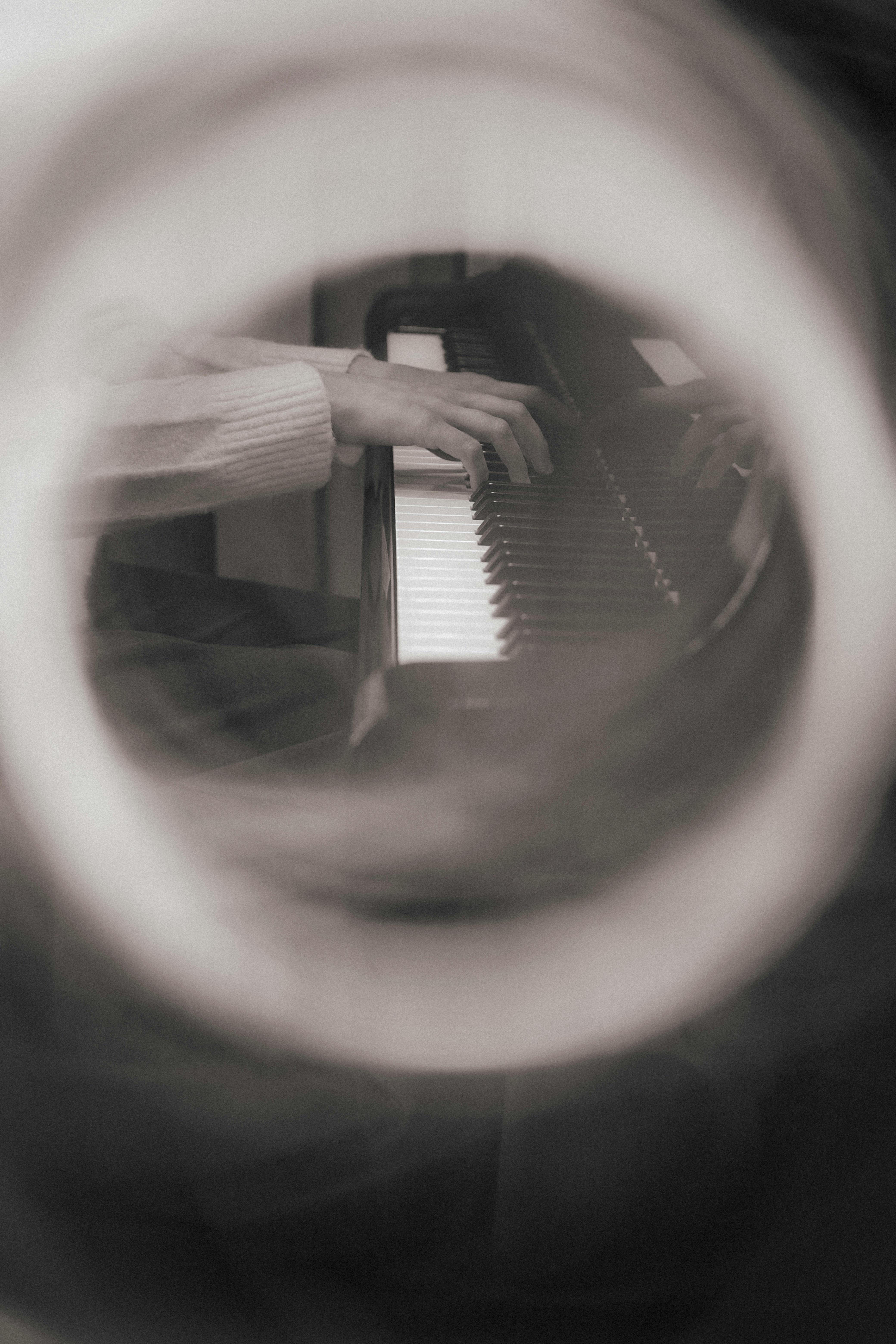 grátis Foto em preto e branco de mãos tocando piano com efeito de reflexo artístico. Foto profissional