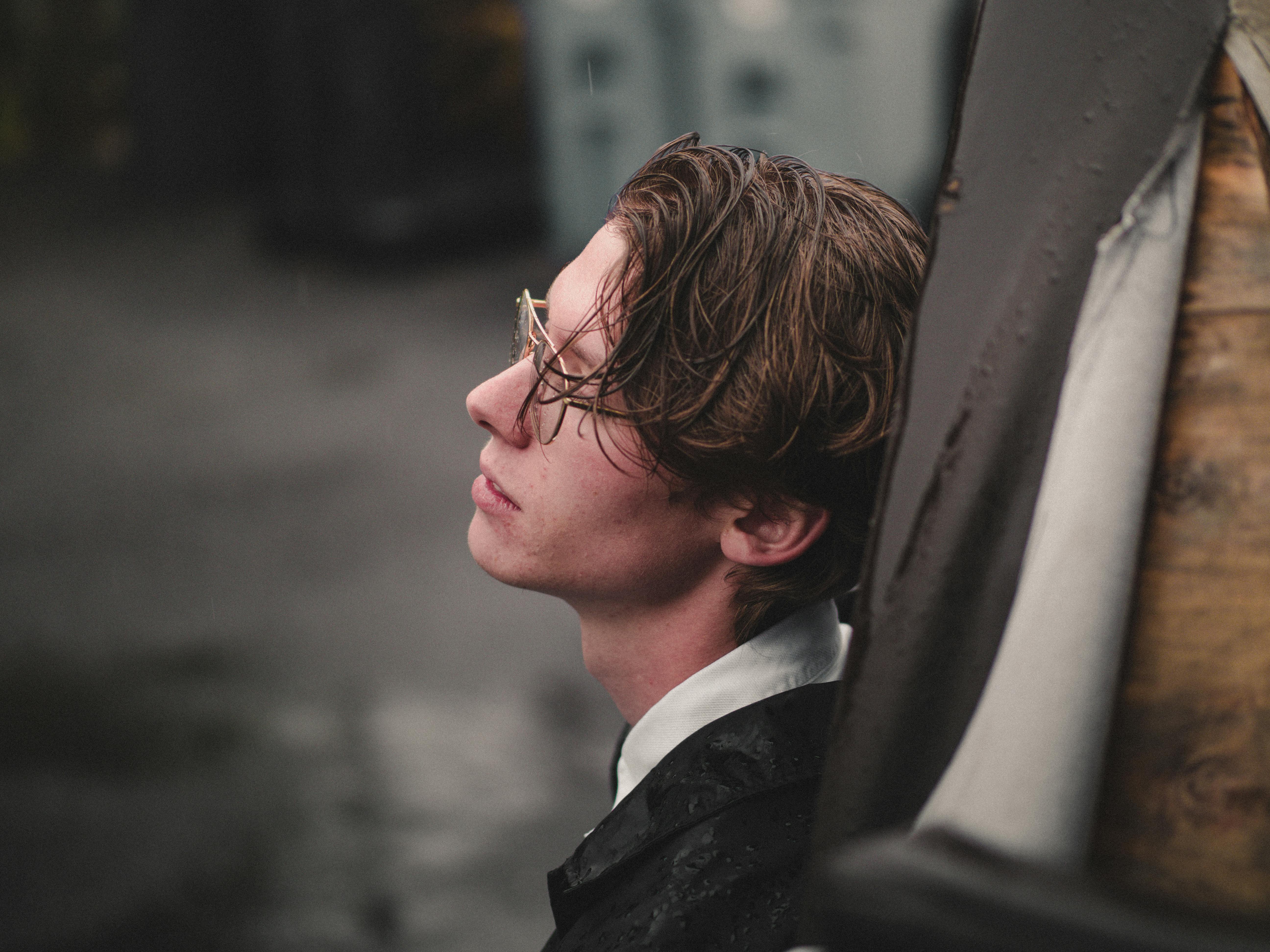 Gratis Pria Mengenakan Kacamata Foto Stok