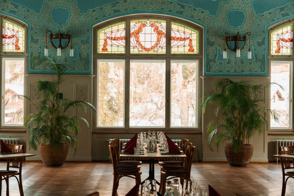 Art Nouveau decor style interior — A beautifully designed Art Nouveau interior of a restaurant featuring stained glass windows and elegant decor.