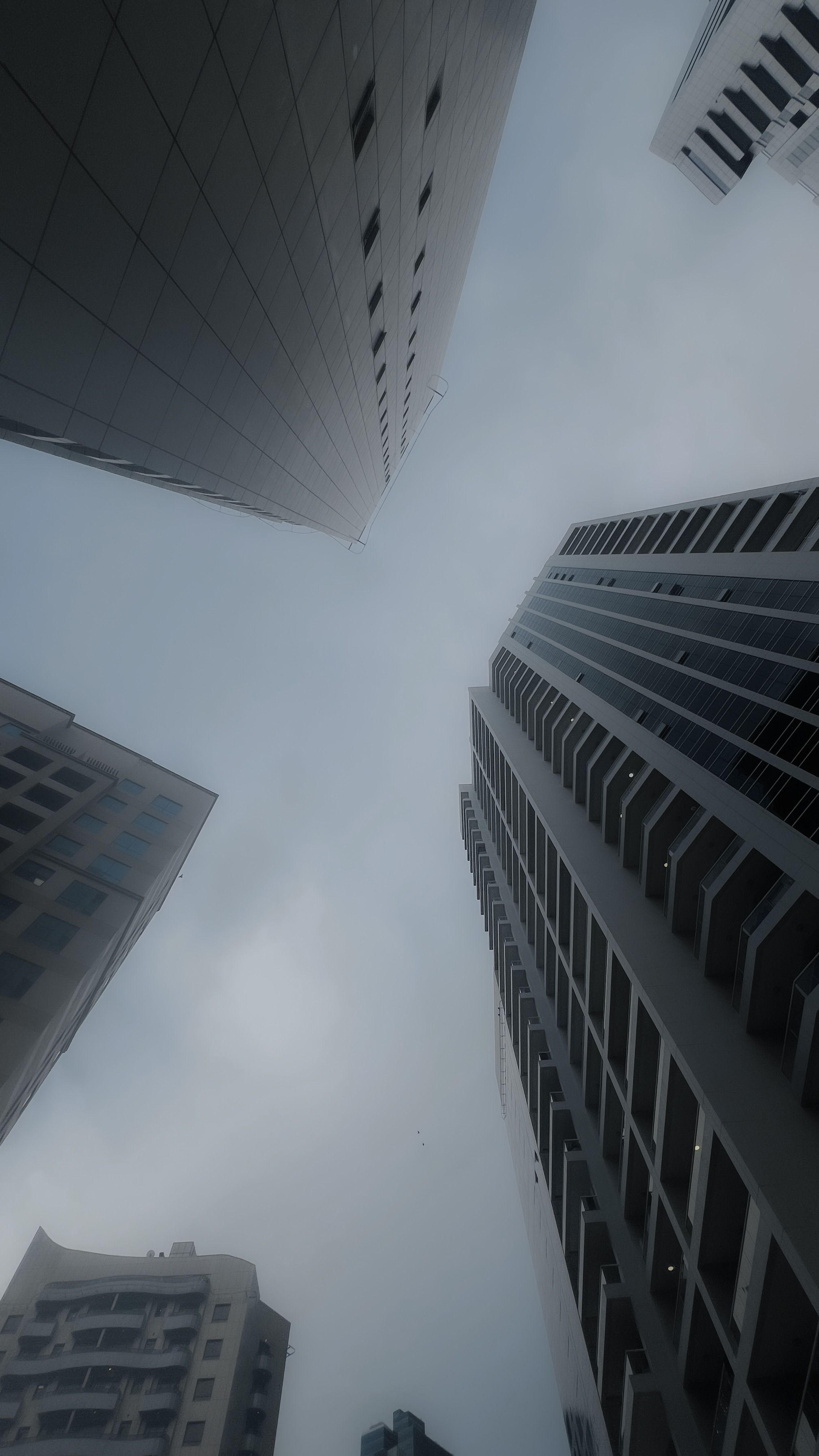 Miễn phí Cảnh quan ấn tượng của những tòa nhà chọc trời ở Dubai trên nền trời nhiều mây, ghi lại kiến trúc đô thị. Ảnh lưu trữ