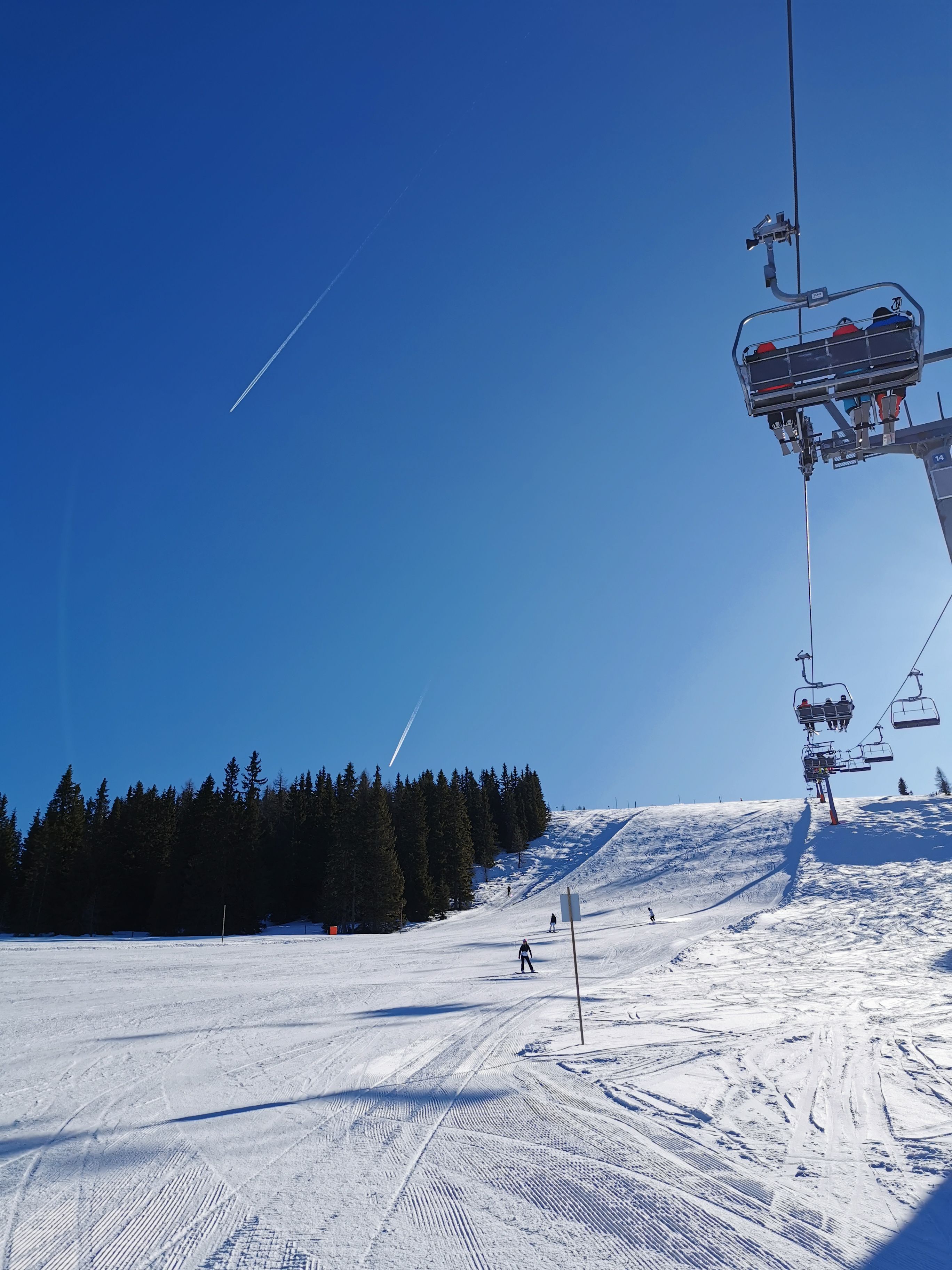 ski-resort-chairlift-and-snowy-slopes-in-winter-free-stock-photo