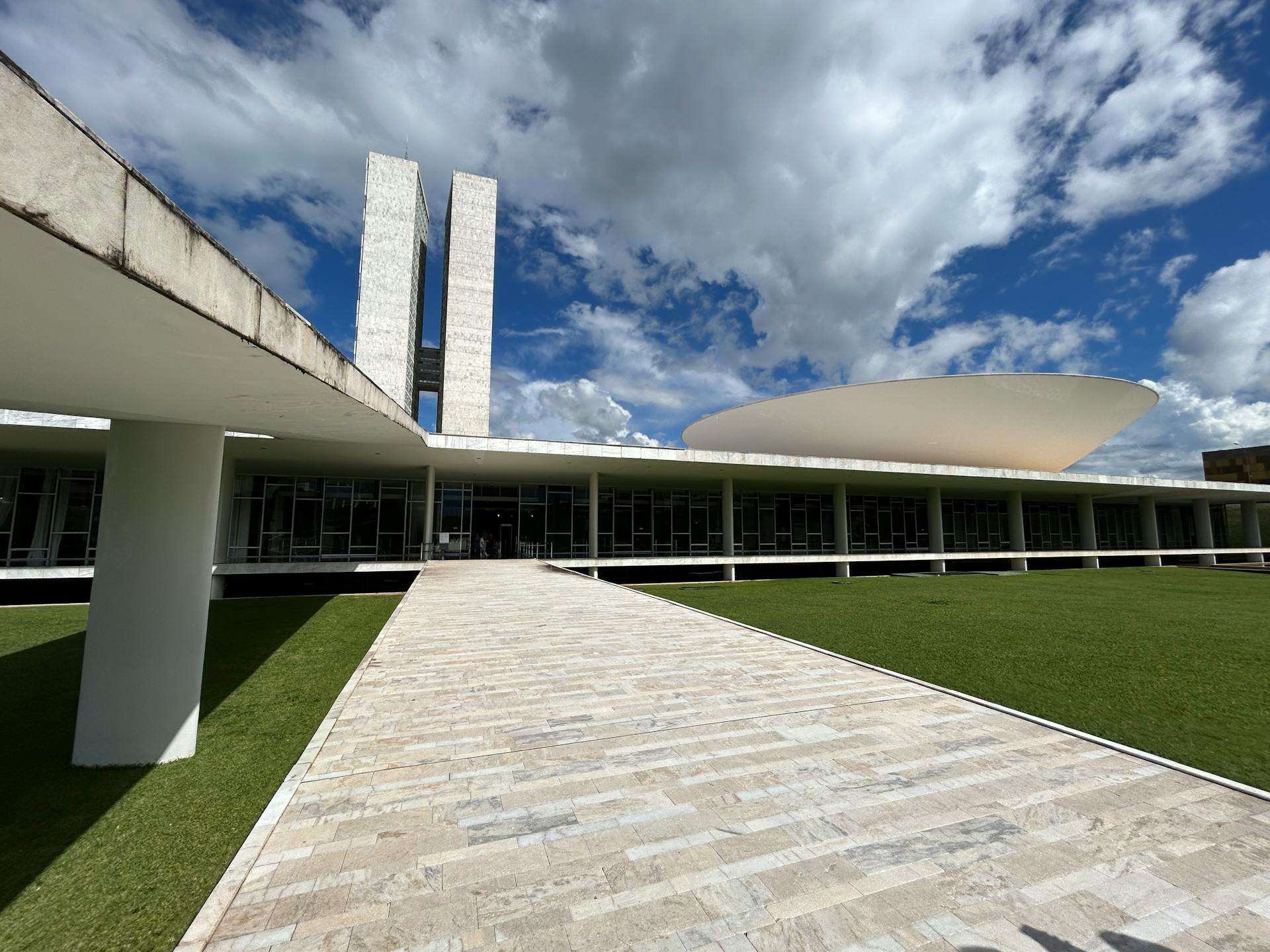 Modern architecture of the Brazilian National Congress under a bright sky.