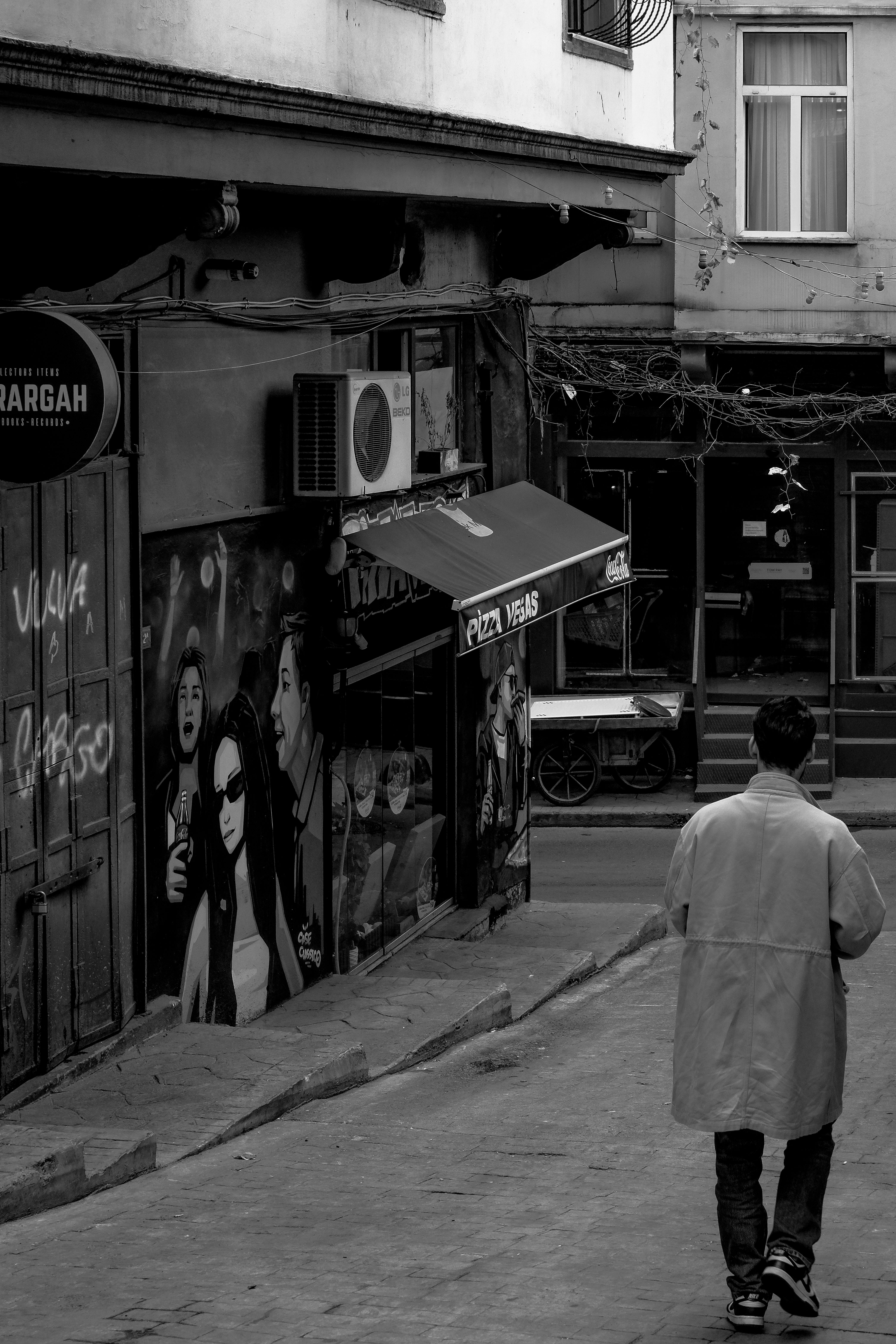 Black and White Street Scene in Istanbul · Free Stock Photo