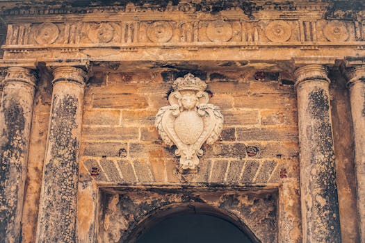 圣胡安殖民时代石头立面的特写，上面有华丽的雕刻