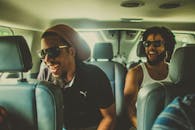 两个朋友在圣胡安骑行，在车里笑着玩耍，捕捉到了热闹的时刻