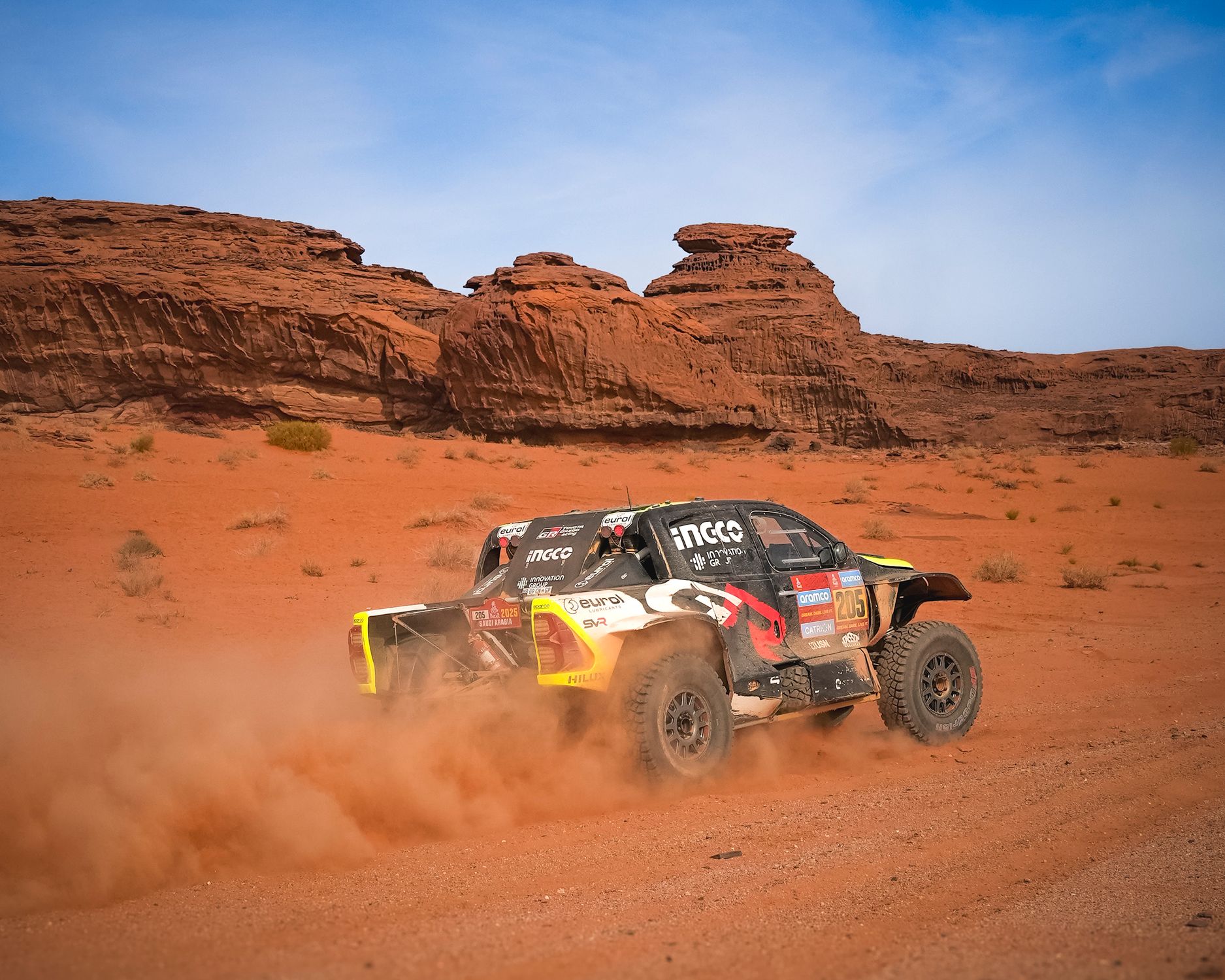 Auto Racing Landscapes Off-Road Racing Car in Desert Landscape · Free Stock Photo