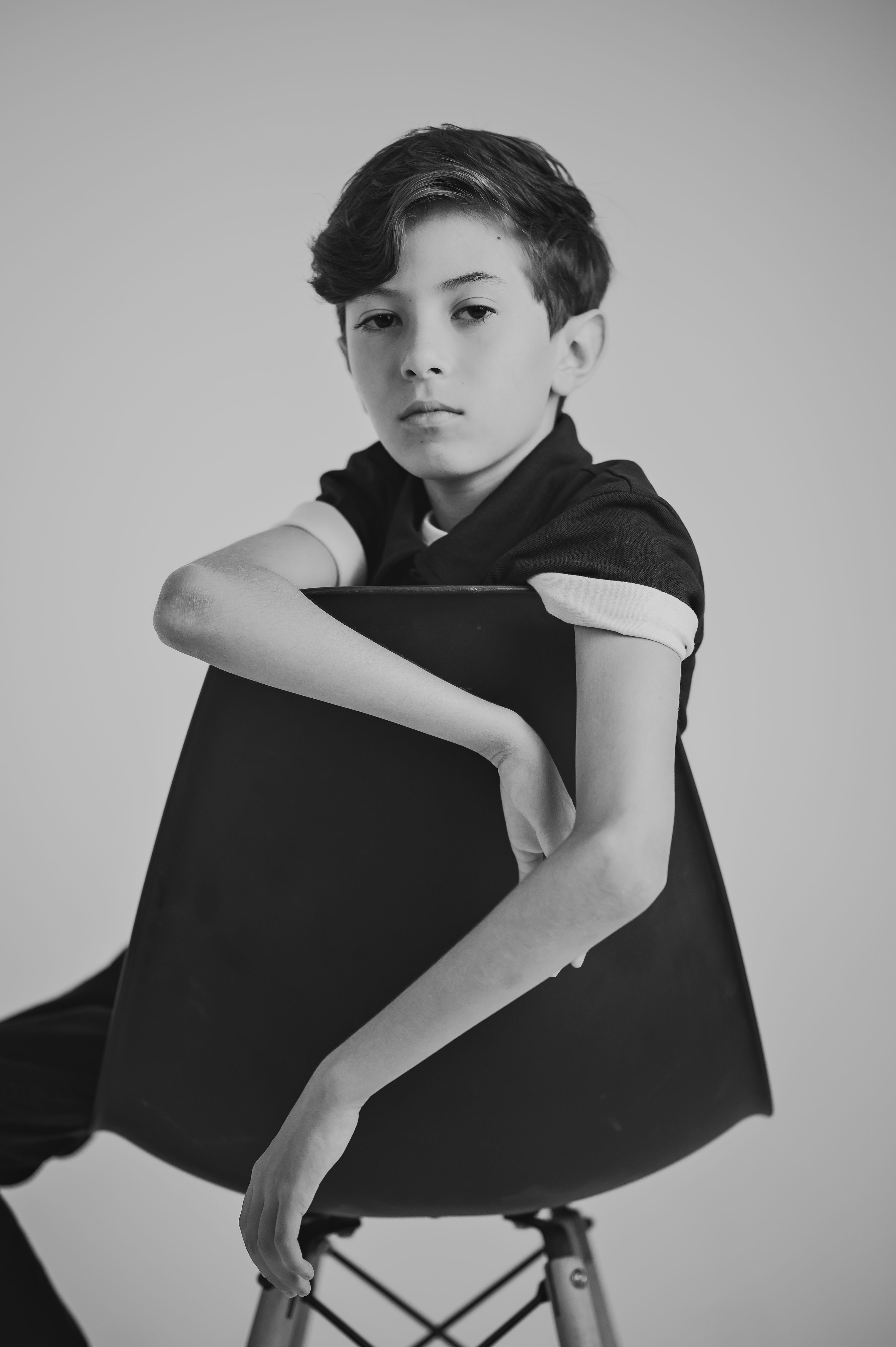 Retrato En Blanco Y Negro De Un Niño Pensativo · Foto de stock gratuita