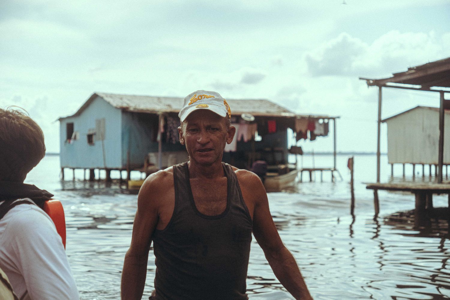 Pescador junto a viviendas sobre el agua