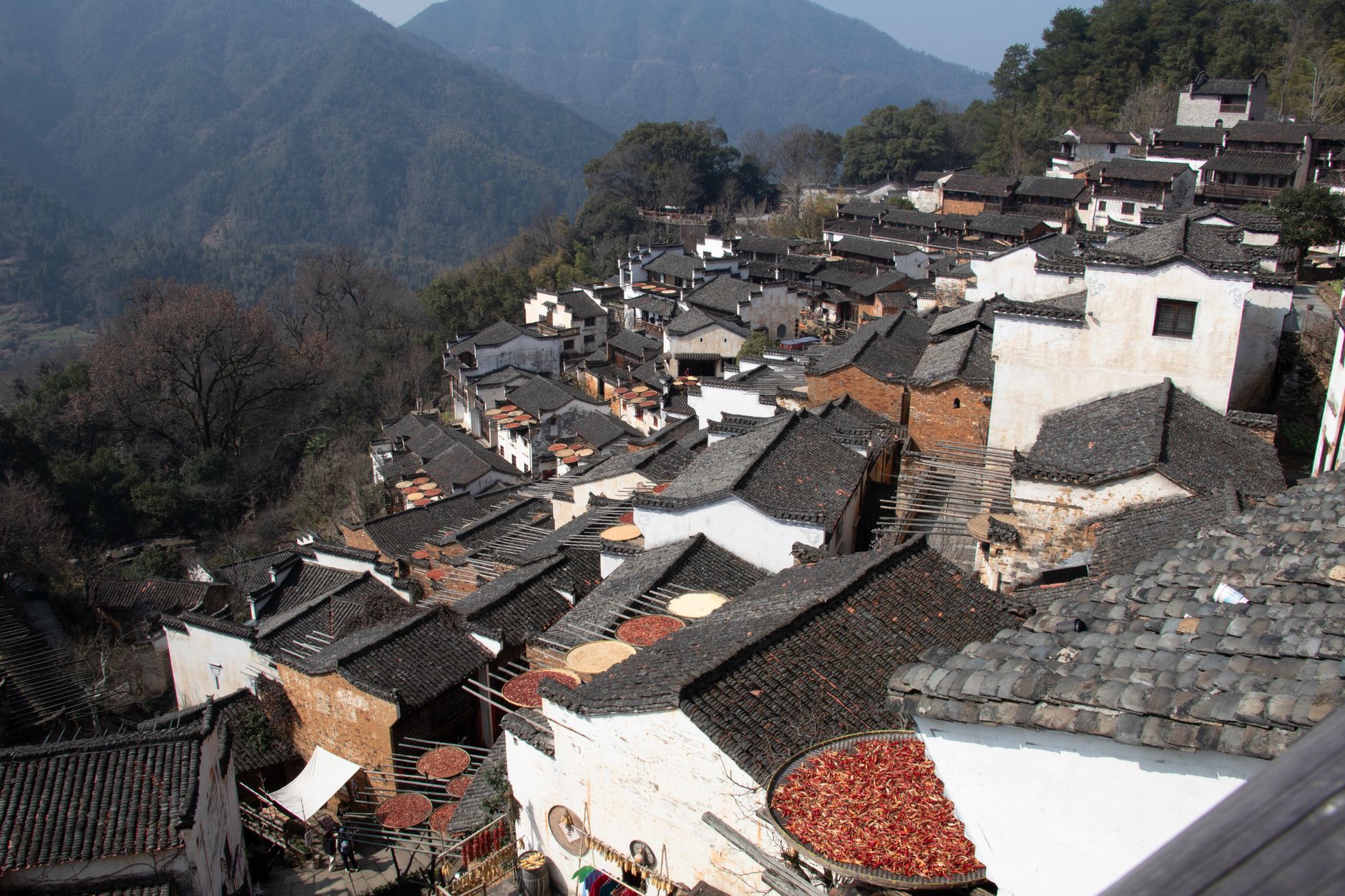 Jiangxi traditional architecture Wuyuan Hui style white walls — Photo by 柳树 无