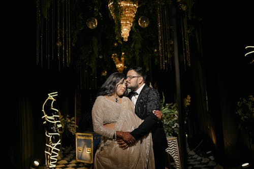 Îmbrățișare romantică la gală