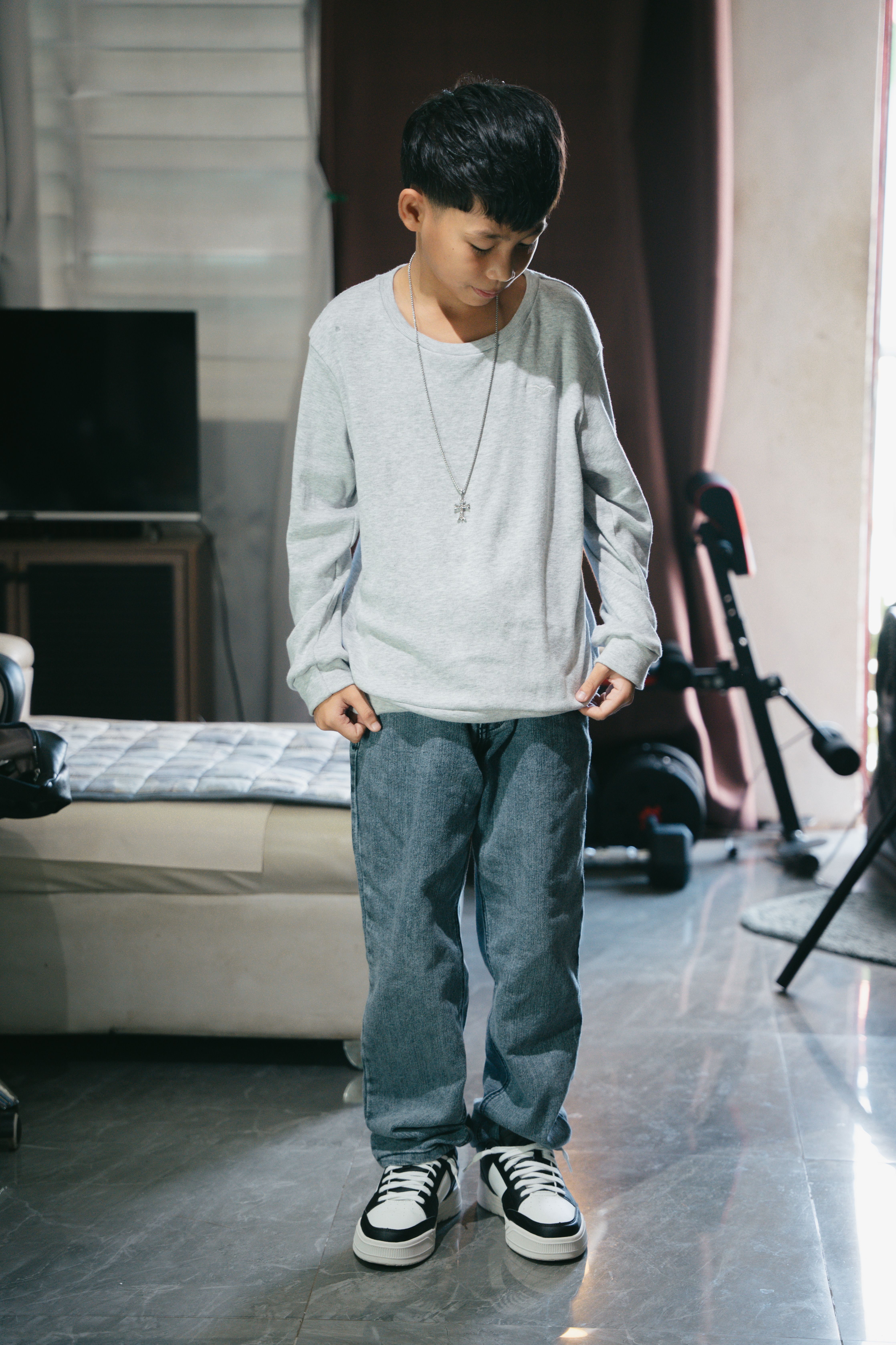 Niño Pequeño Con Ropa Informal De Pie En El Interior · Foto de stock ...