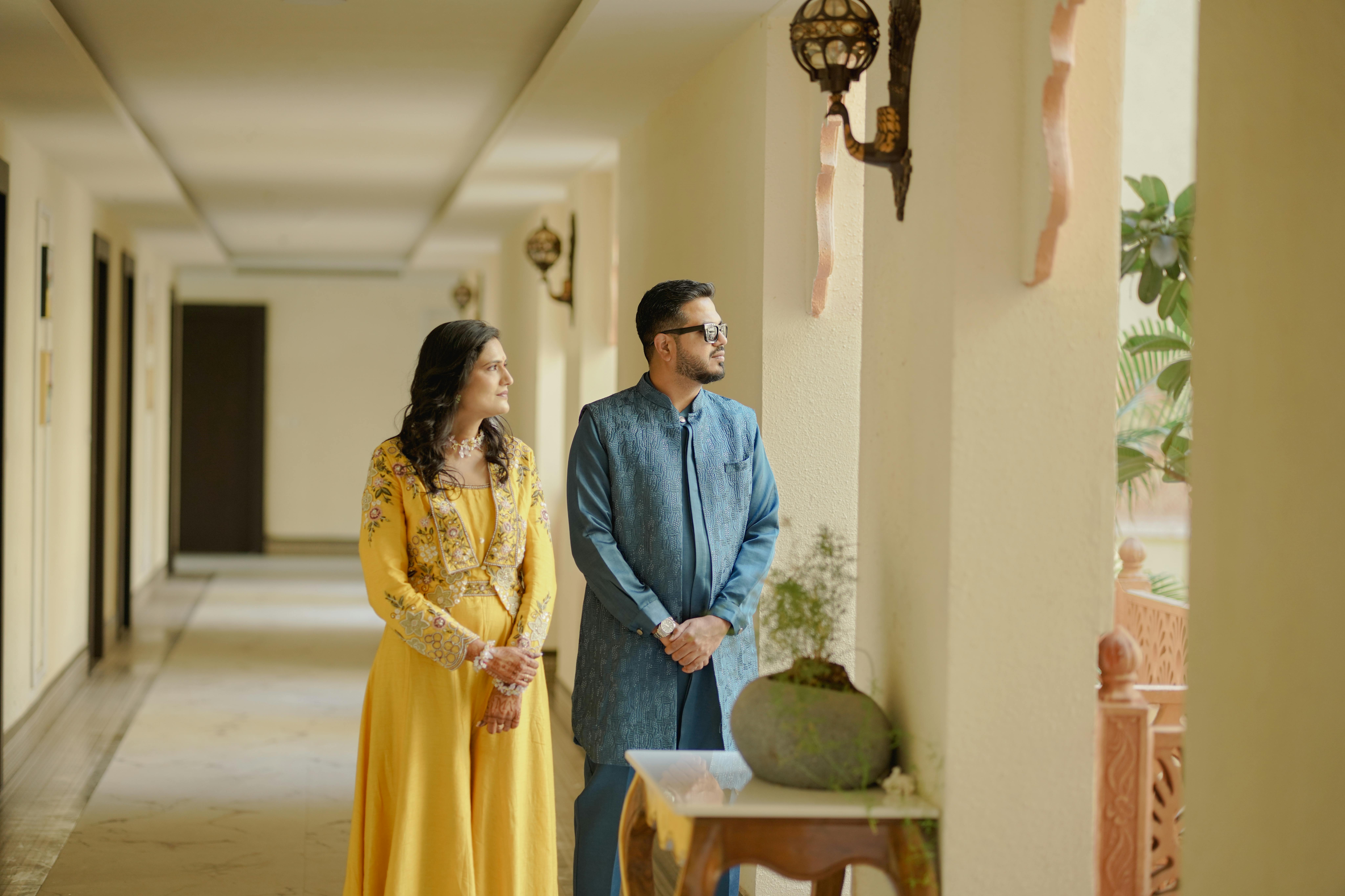 Разнообразные источники белка без пуринов: яйца, молоко, сыр на столе