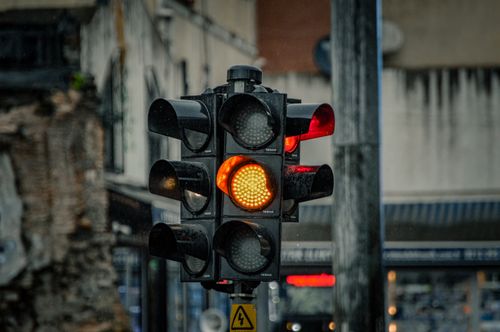 Free A traffic light displaying amber in a rainy street scene in Istanbul, Türkiye. Stock Photo