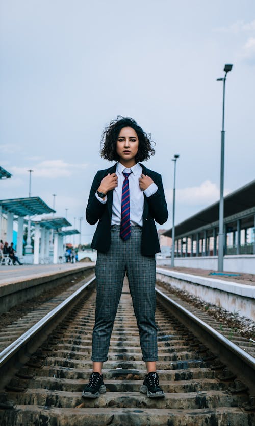 Photo De Femme Debout Sur Les Voies Ferrées