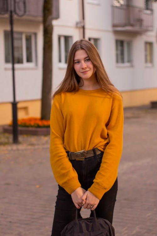 Mujer En Suéter Amarillo Con Bolsa