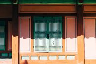 韩国首尔传统木制立面的特写图