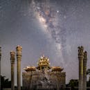 在印度尼西亚丹戎槟城的罗汉寺，壮观的银河星空下