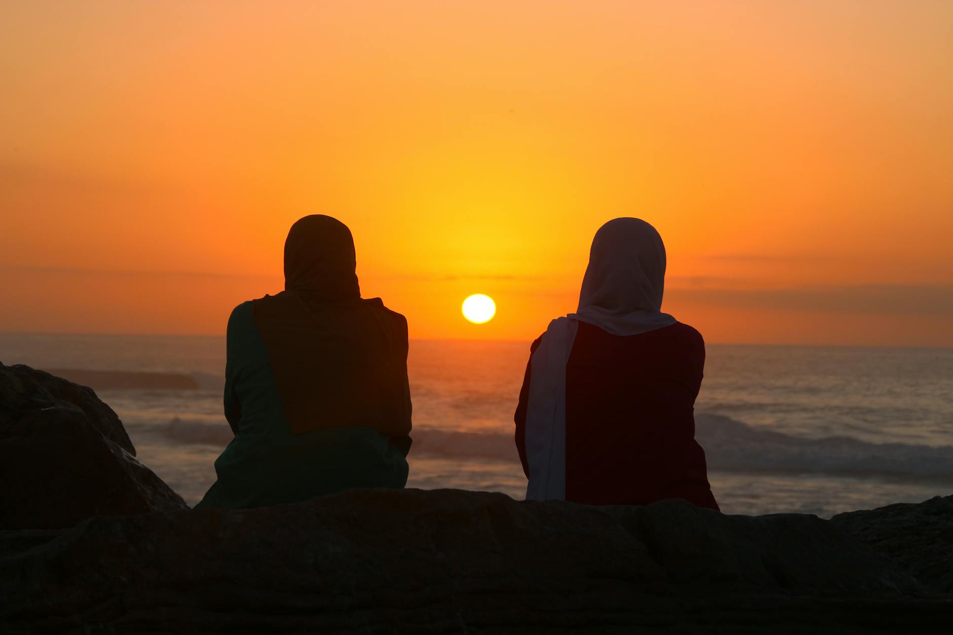 https://www.pexels.com/photo/two-women-gazing-at-serene-ocean-sunset-30190998/