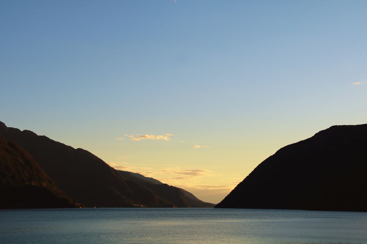 Solnedgang over norsk fjord