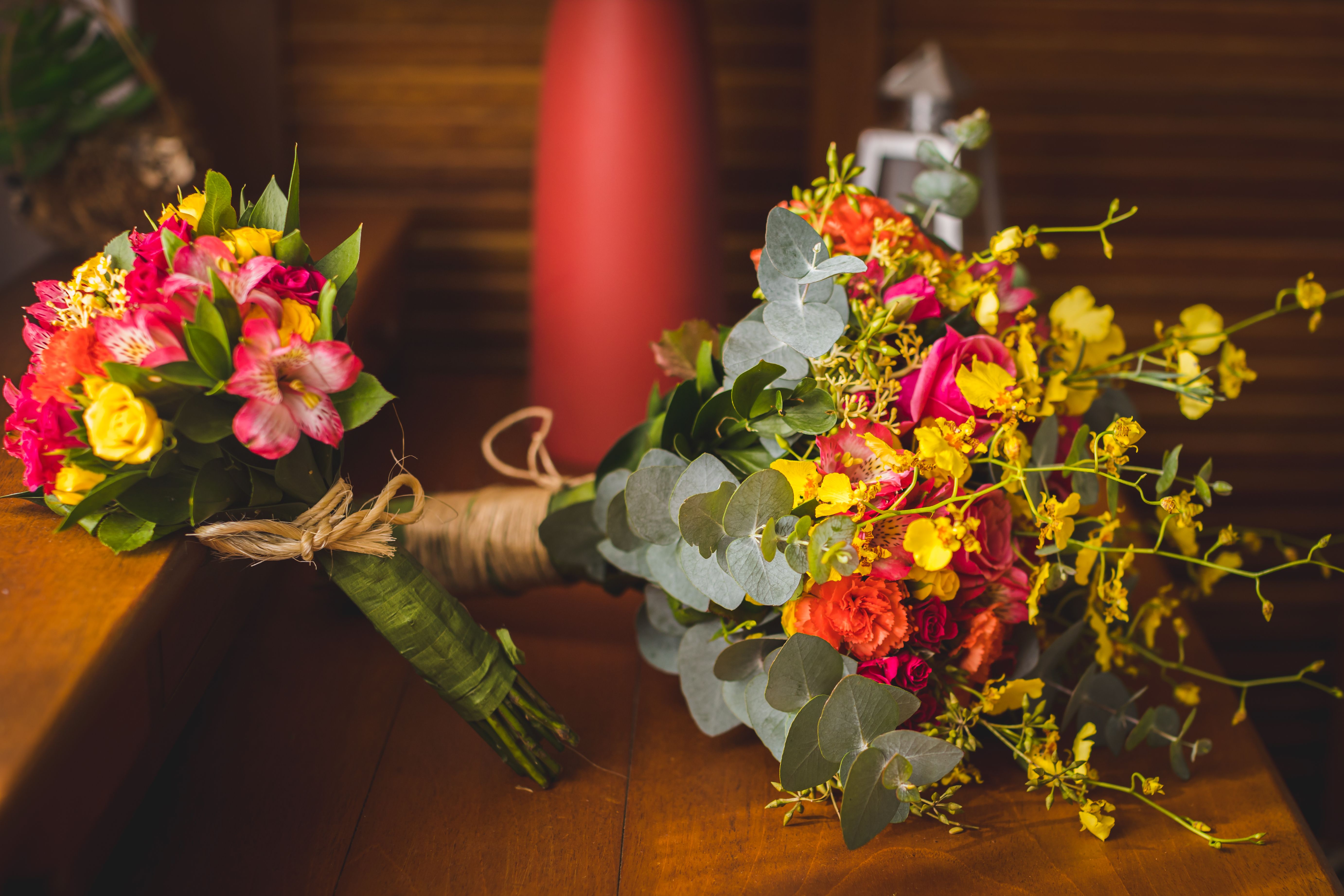 Frische Blumensträuße in lebendigen Farben