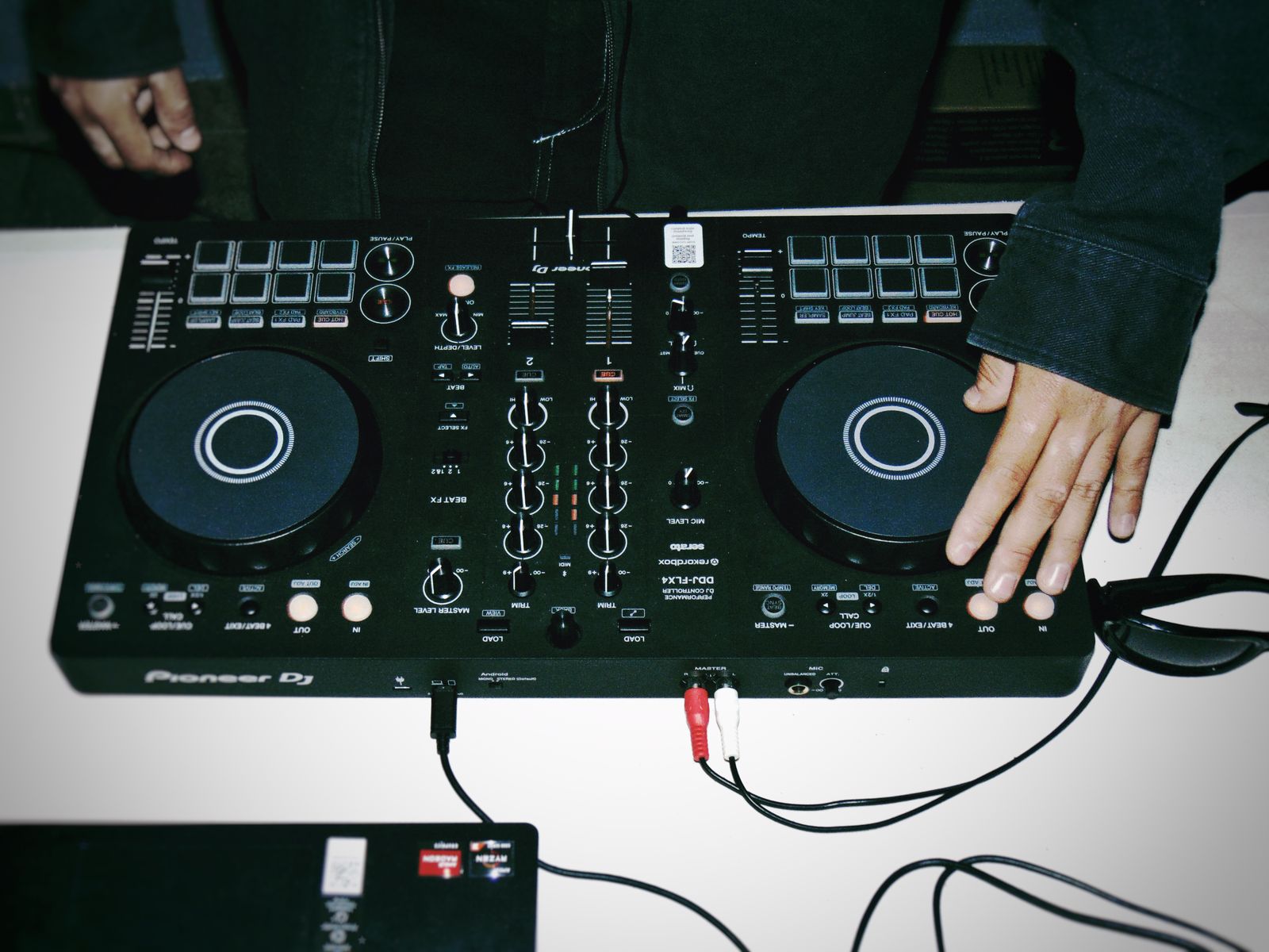 DJ al lavoro su una console professionale durante un evento
