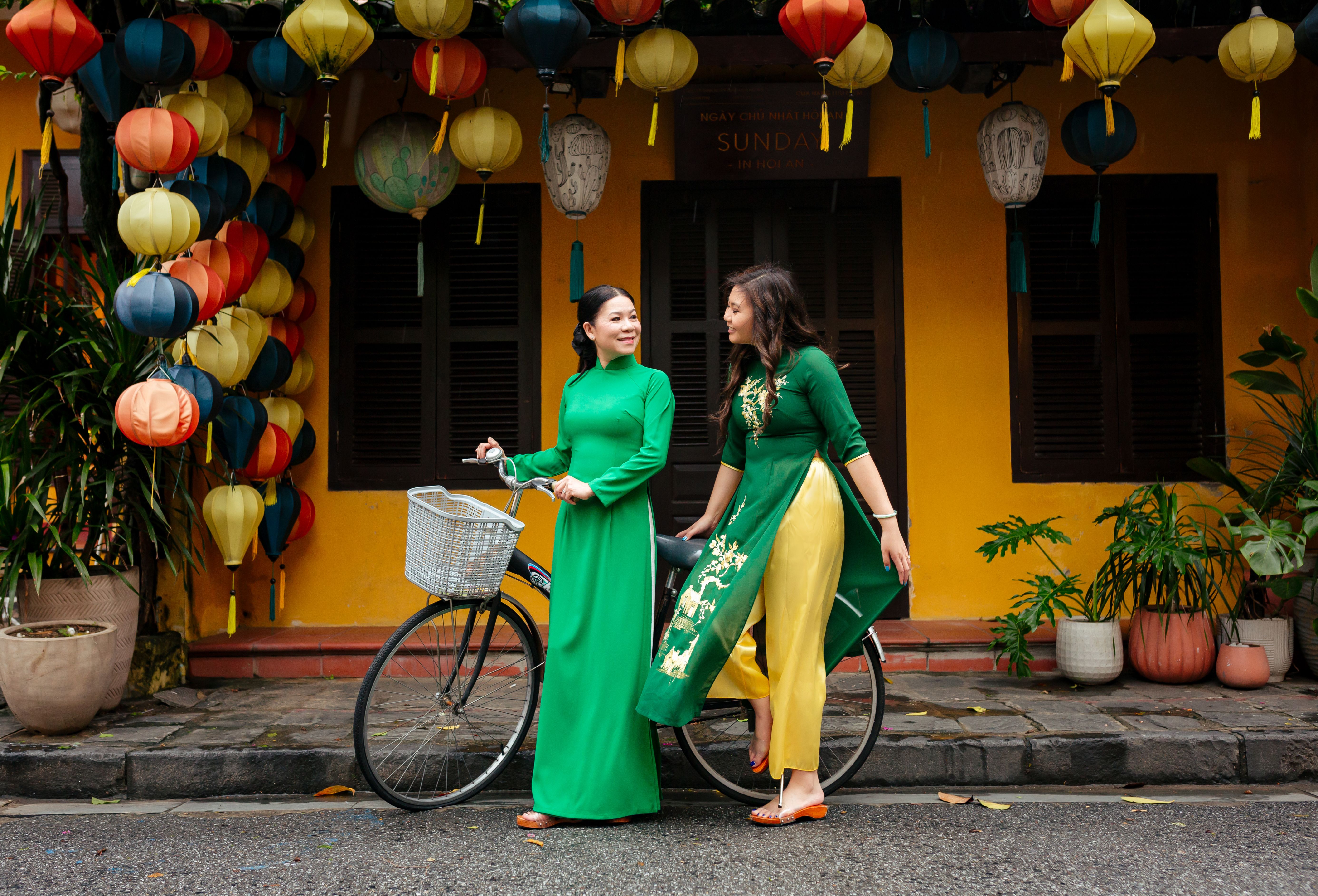 ao dai hoi an lanterns