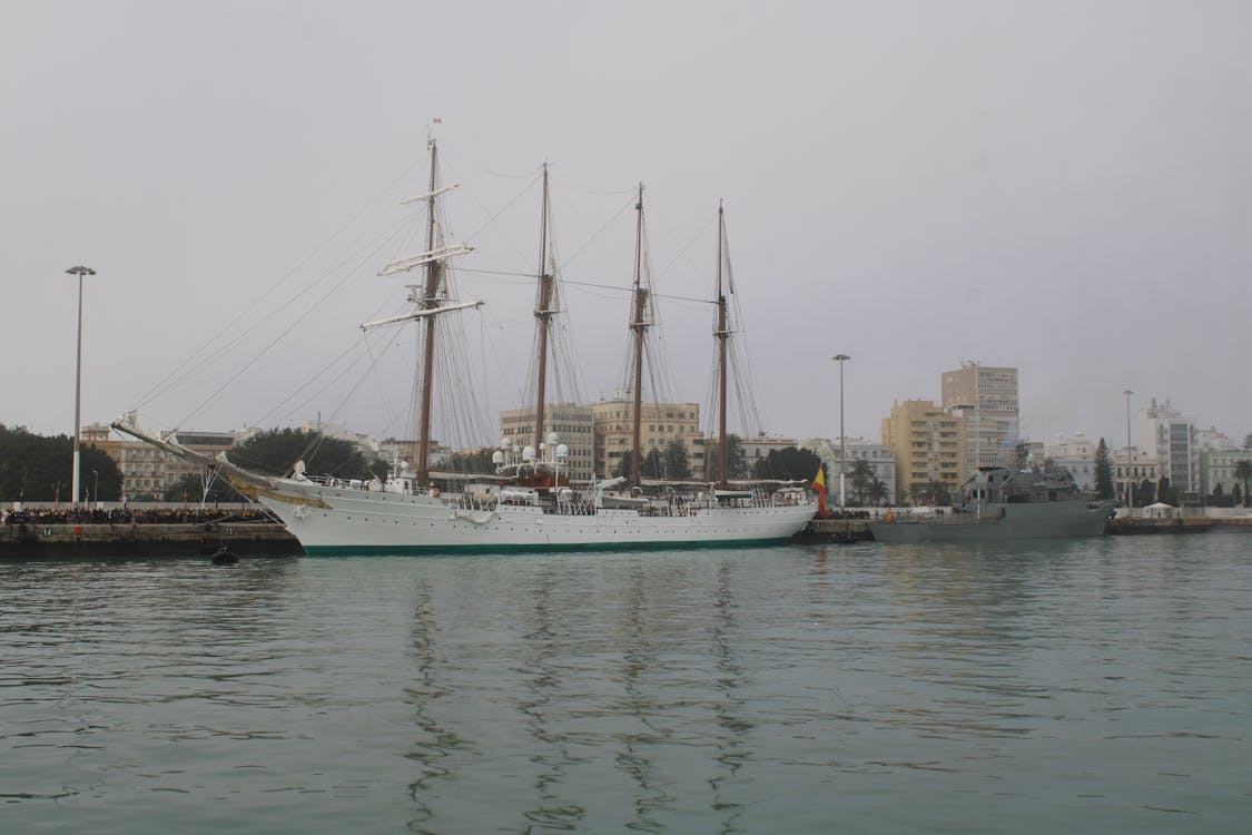 panorámica del buque escuela en los muelles del puerto de Cádiz