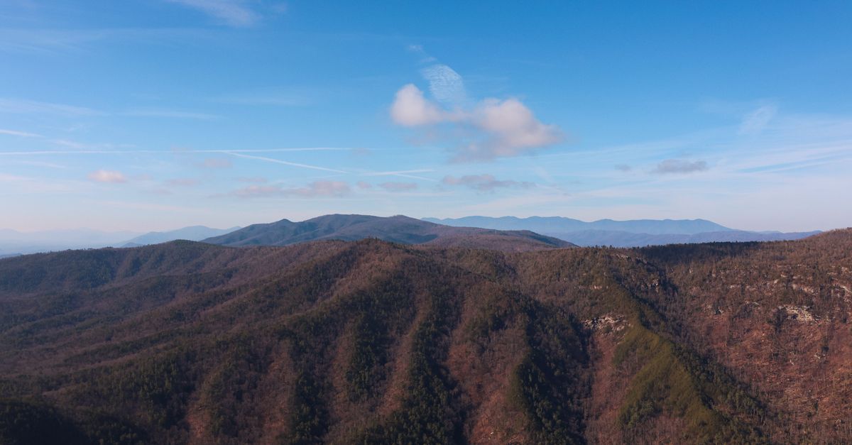 Stunning view of Linville Gorge in North Carolina's Blue Ridge Mountains under a clear blue sky.