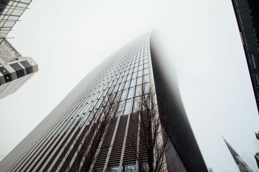 伦敦市中心一座摩天大楼在雾天的低角度视图，展现现代建筑