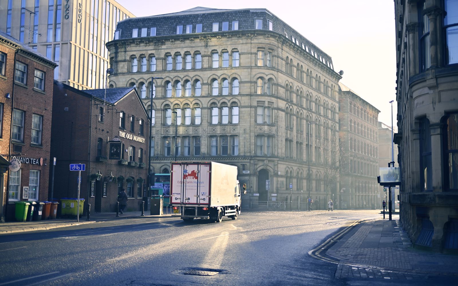 Manchester Airport — chauffeur transfers with Platinum Chauffeurs