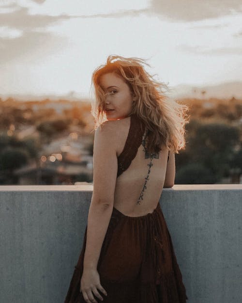 Achteraanzicht Foto Van Vrouw Kijkt Over Haar Linker Schouder