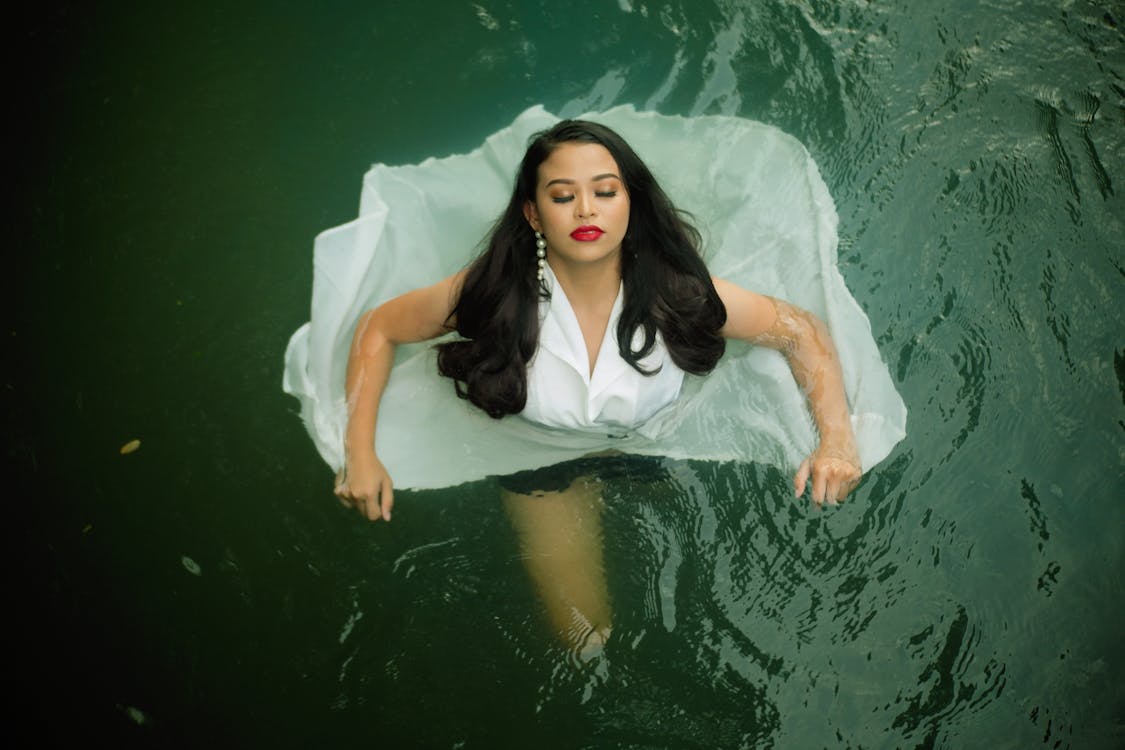 Woman Floating In Body Of Water · Free Stock Photo - 1125 x 750 jpeg 70kB