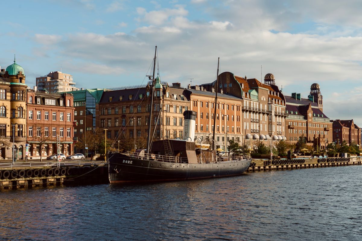 Vapor istoric acostat la faleza din Malmö, într-o zi de toamnă