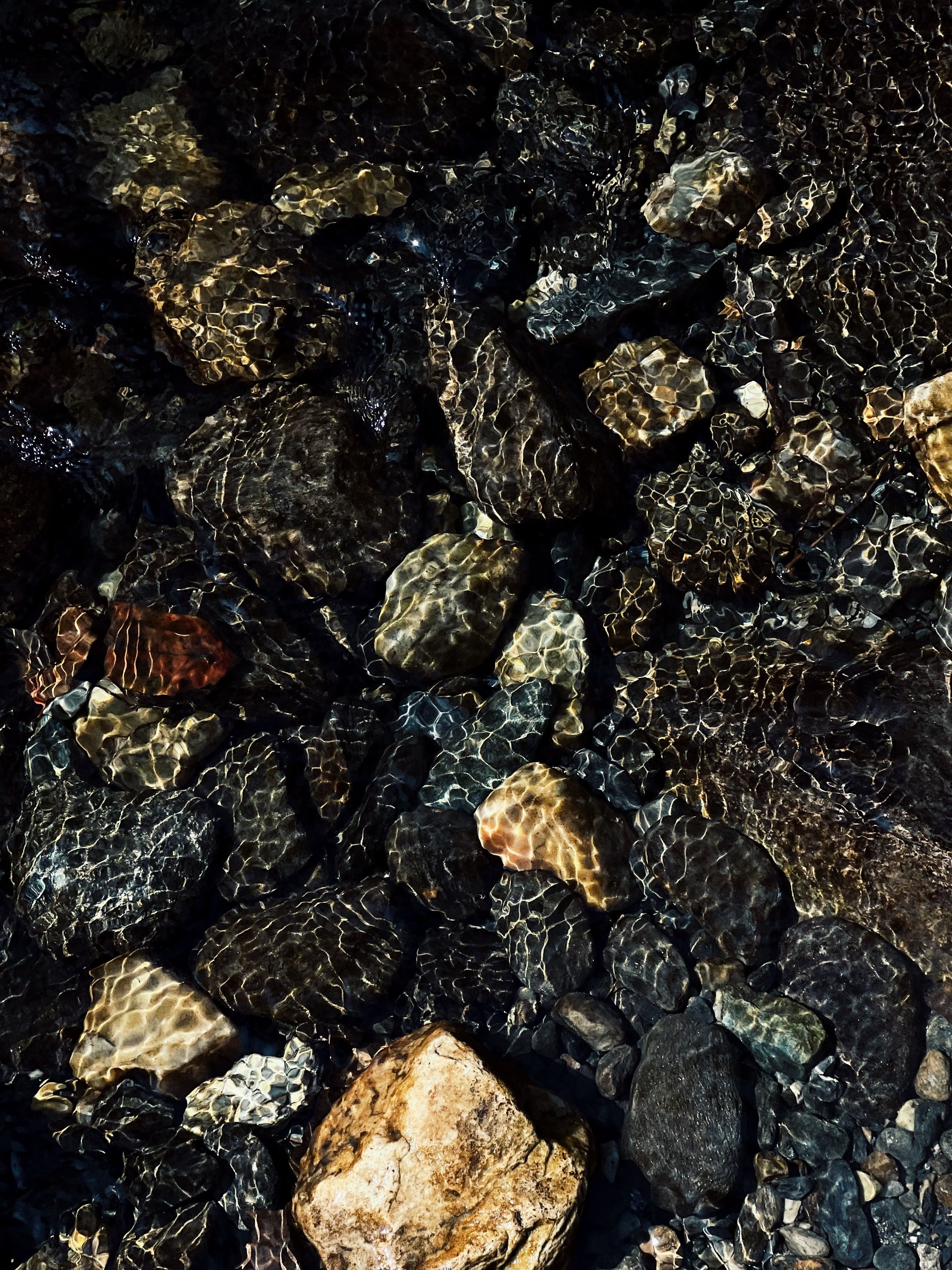 Rocas Serenas En El Lecho Del Río Bajo El Agua Ondulante · Foto de ...