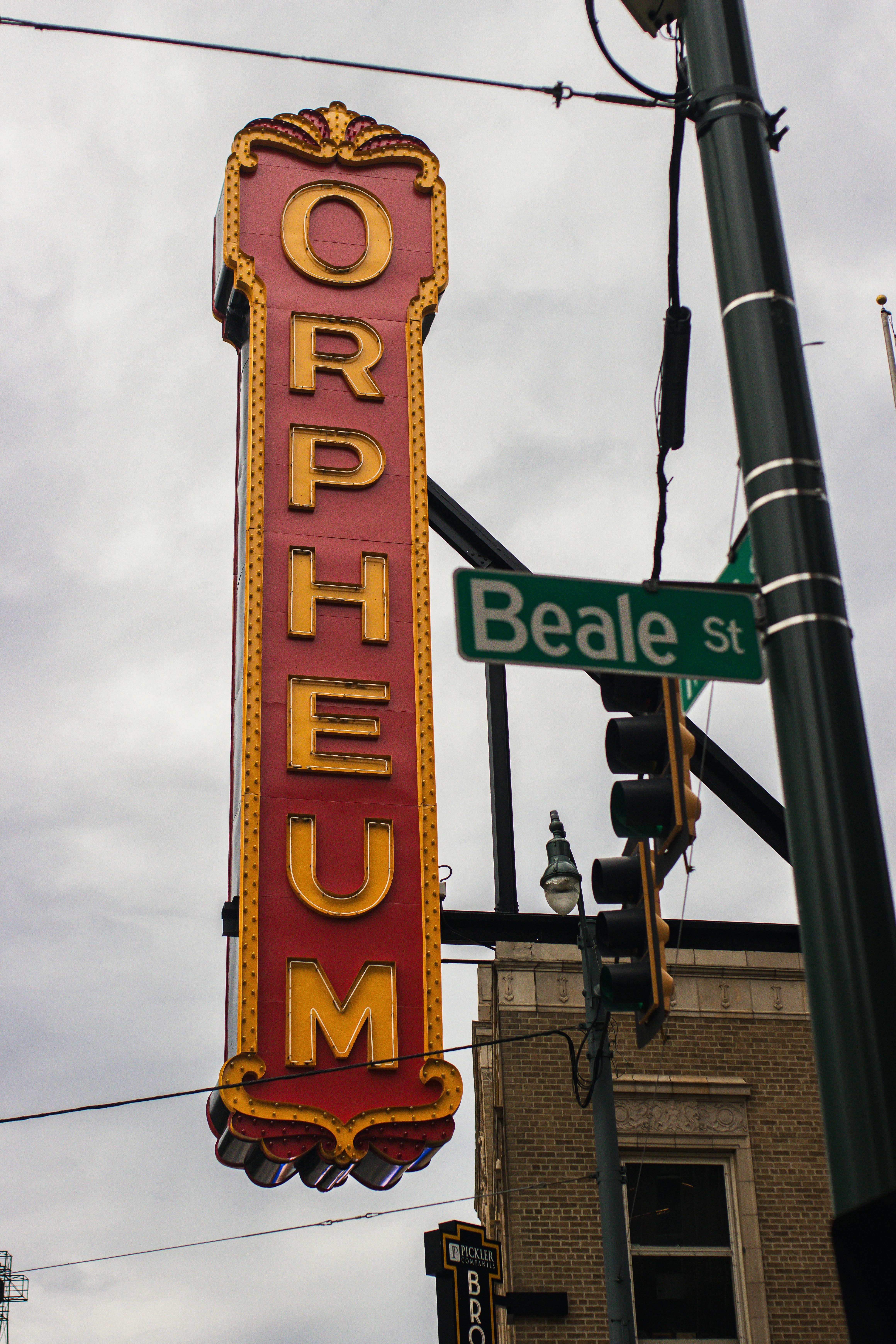 ฟรี ป้ายโรงละคร Orpheum อันเป็นสัญลักษณ์บนถนน Beale เมืองเมมฟิส ซึ่งเป็นสัญลักษณ์ของประวัติศาสตร์วัฒนธรรมที่เต็มไปด้วยชีวิตชีวา คลังภาพถ่าย