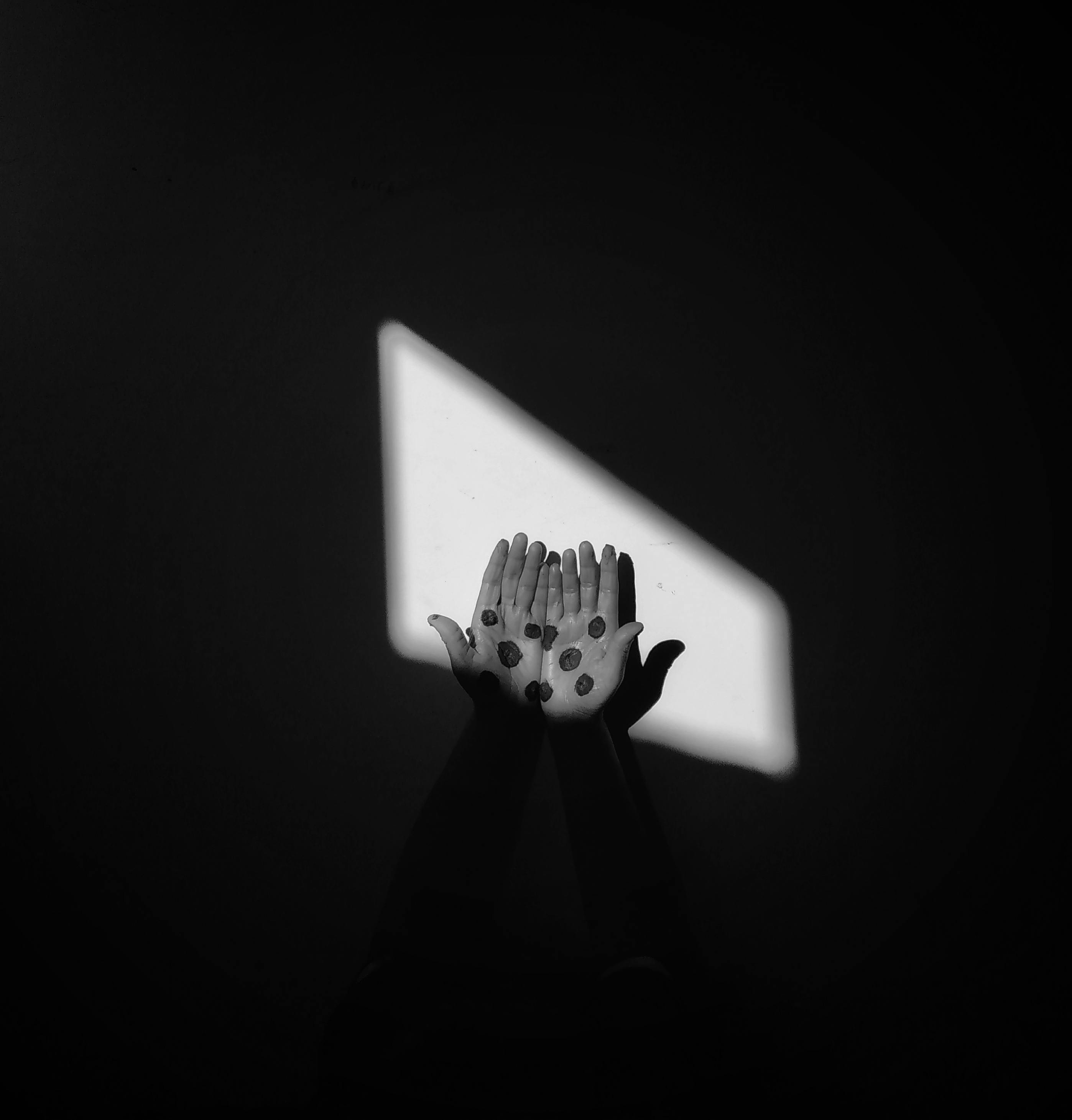 Zadarmo Ruky vytvárajúce rafinované tvary na slnku, zdôrazňujúce kontrast tieňa a svetla. Fotka z fotobanky