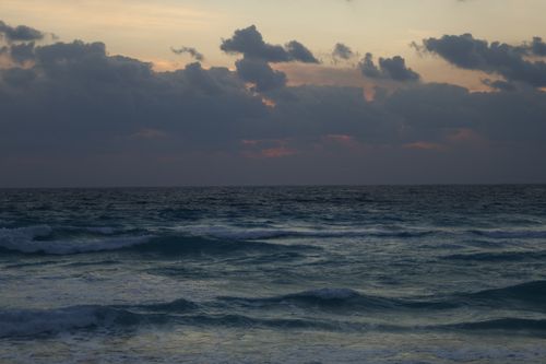 Free Serene ocean waves under a dramatic twilight sky, capturing nature's beauty and calm. Stock Photo