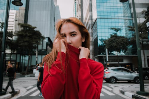 Wanita Mengenakan Sweater Merah