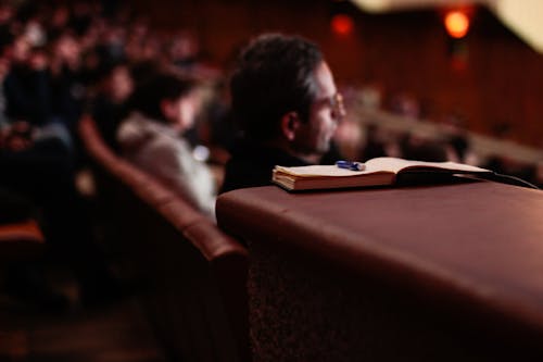 Gratis lagerfoto af auditorium, begivenhed, Bibel