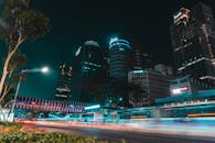 雅加达摩天大楼的夜色令人惊叹，动态的光路与充满活力的城市景观交相辉映