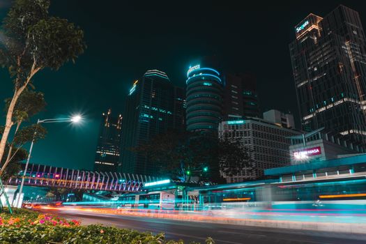 雅加达摩天大楼的夜色令人惊叹，动态的光路与充满活力的城市景观交相辉映