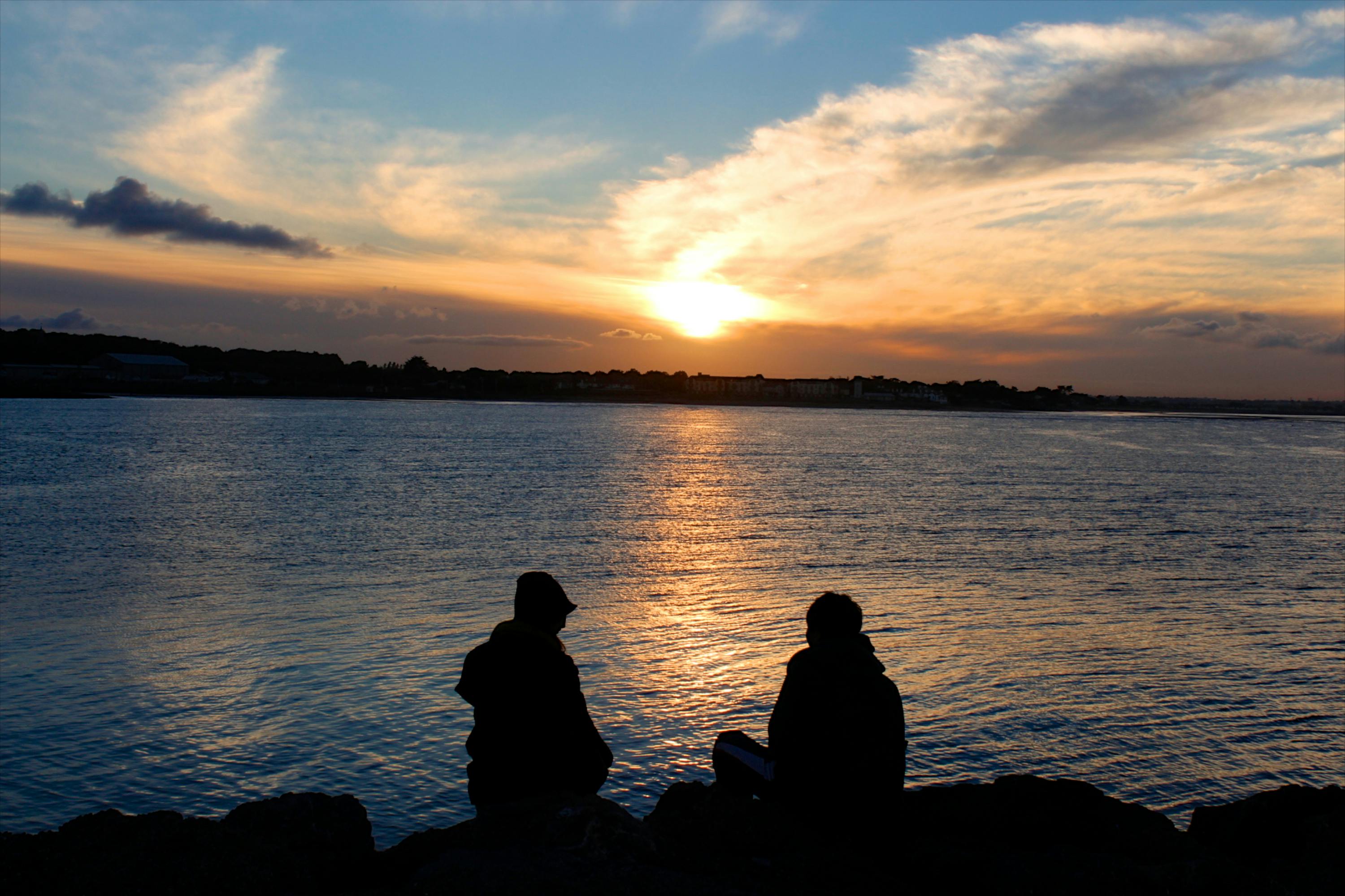 カップル 夕日 夜明けの無料の写真素材